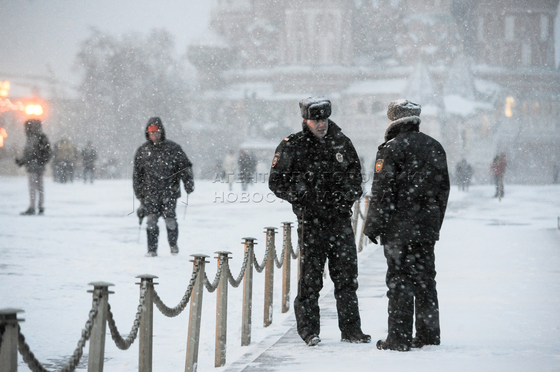 снег в москве песня. снег в москве сегодня. снегопад в москве. александровский парк москва зимой. снег в москве песня.