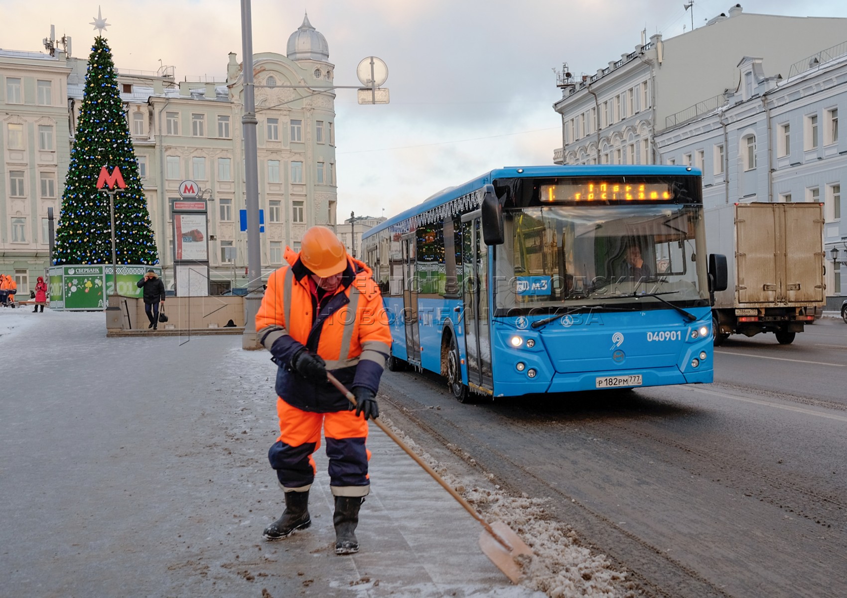 Работа московского транспорта в новогоднюю ночь. Городские автобусы Москвы. Общественный транспорт Москвы. Московский общественный транспорт.