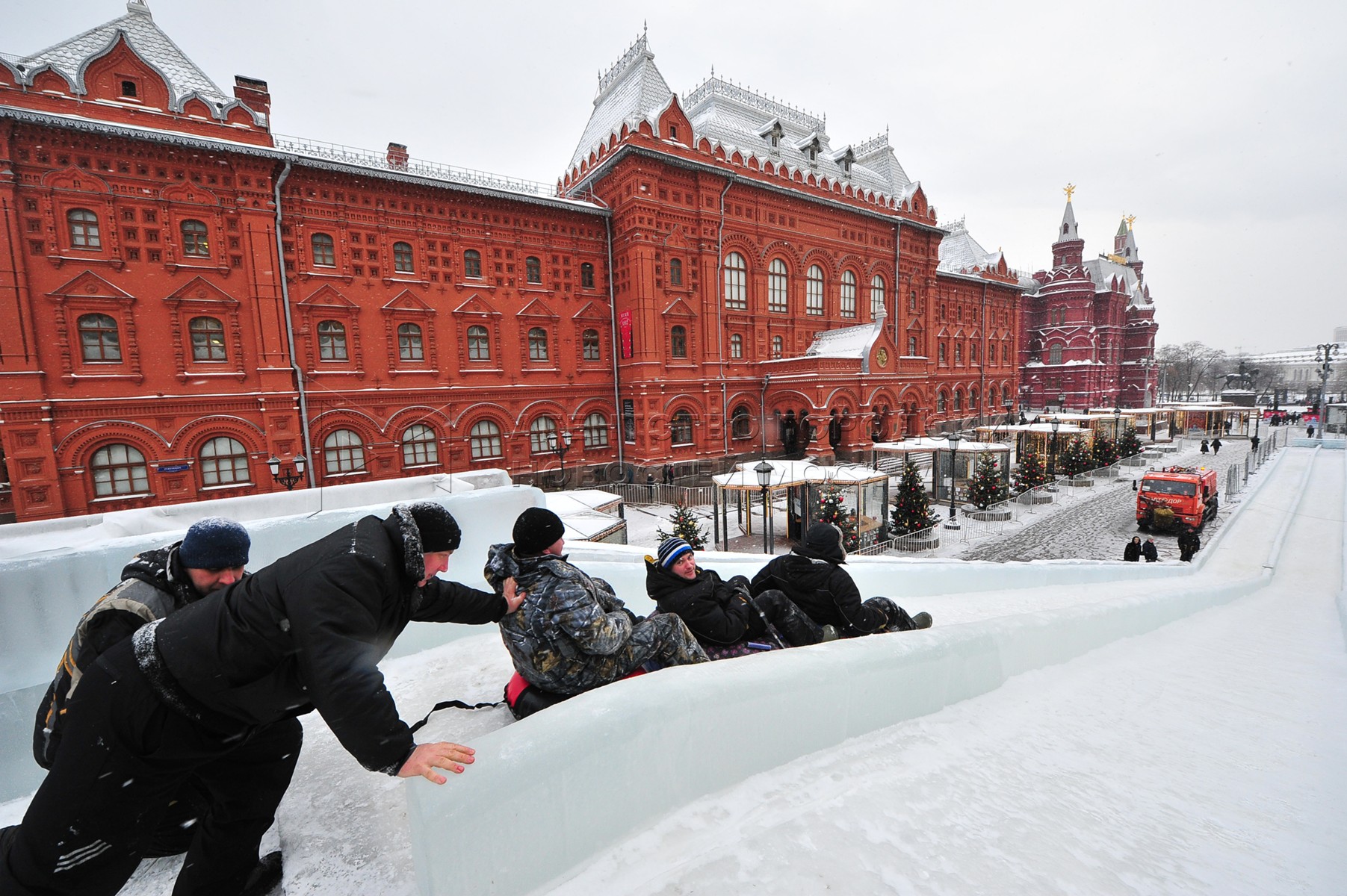 Ледяная горка в Москве на красной площади