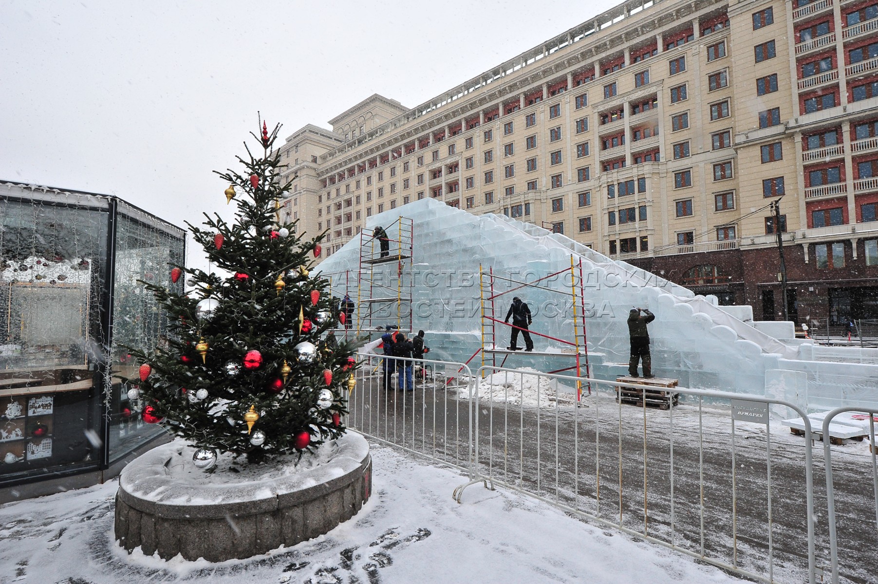 Горка на площади революции в Москве