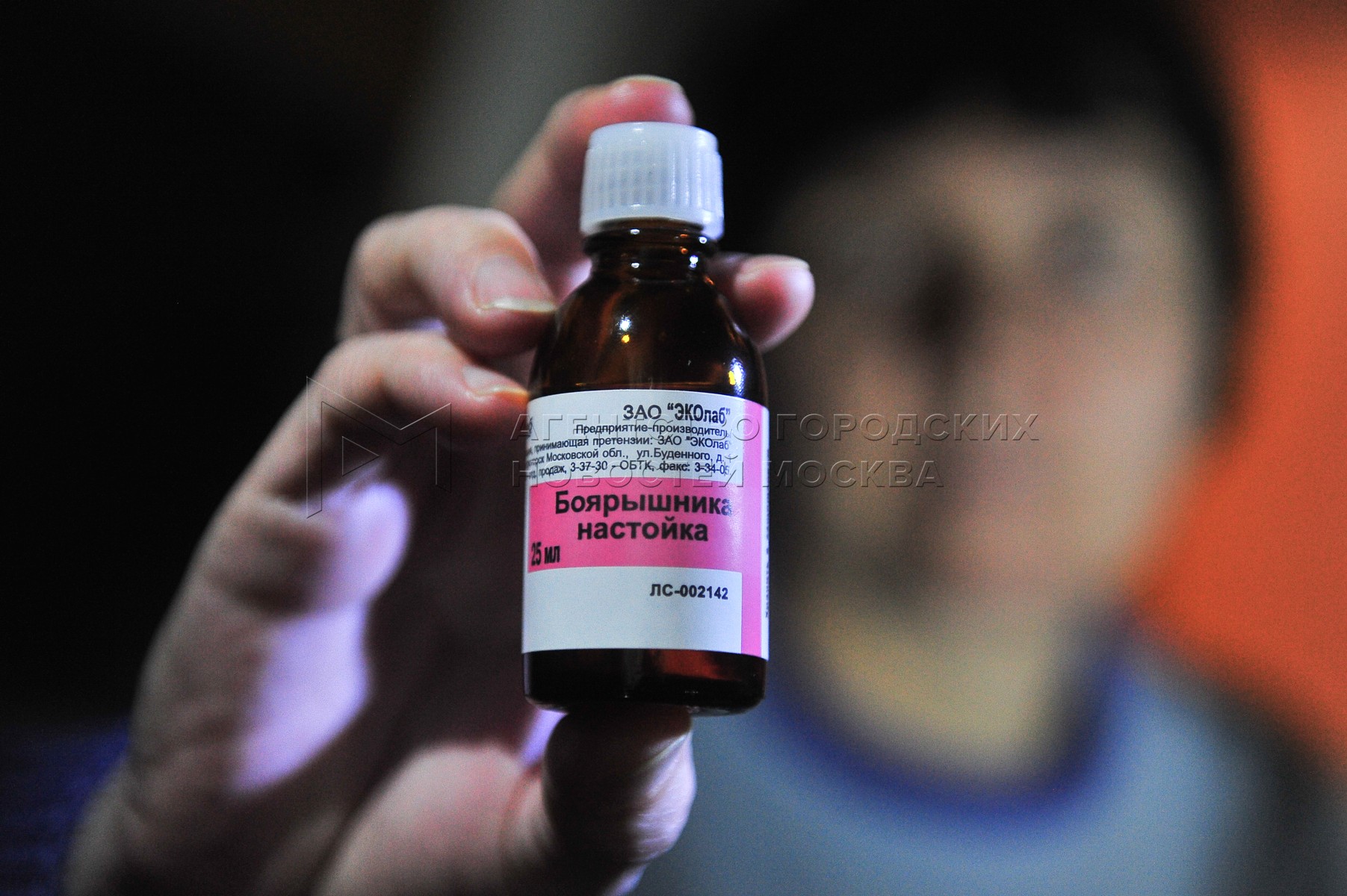 боярышник настойка. передозировка боярышника. настойка успокоительная настойка пиона настойка боярышника. боярышник напиток. пустырник валериана боярышник пион корвалол.