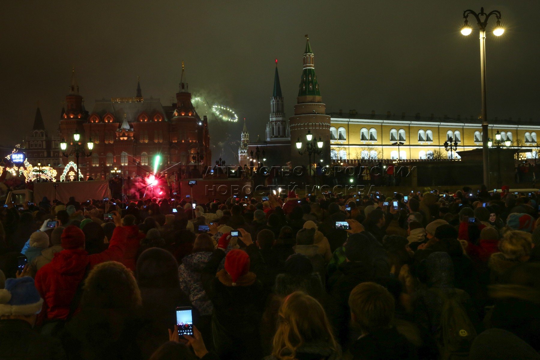 Работа в новогоднюю ночь москва. Красная площадь в новогоднюю ночь. Красная площадь новый 2017 год. Москва ночные гуляния. Красная площадь в Москве Новогодняя ночь.