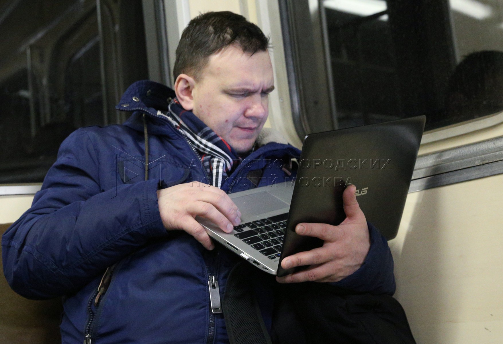 Где можно поработать с ноутбуком в москве. В метро с ноутбуком. Человек с ноутбуком в метро. Ноутбук в электричке. Бизнесмен в электричке.