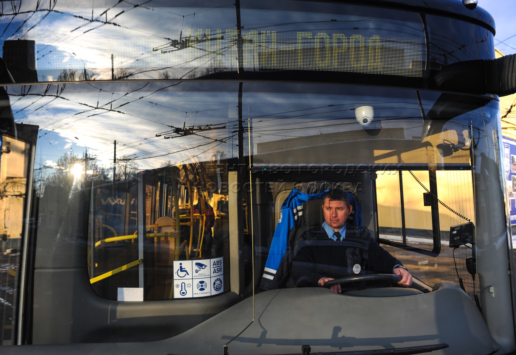 Первый электробус маршрута м99 вышел. Водитель электробуса в Москве. Электробус вид из кабины. Жёлтая разметка у кабины водителя электробуса. Электробус на испытаниях в Москве.