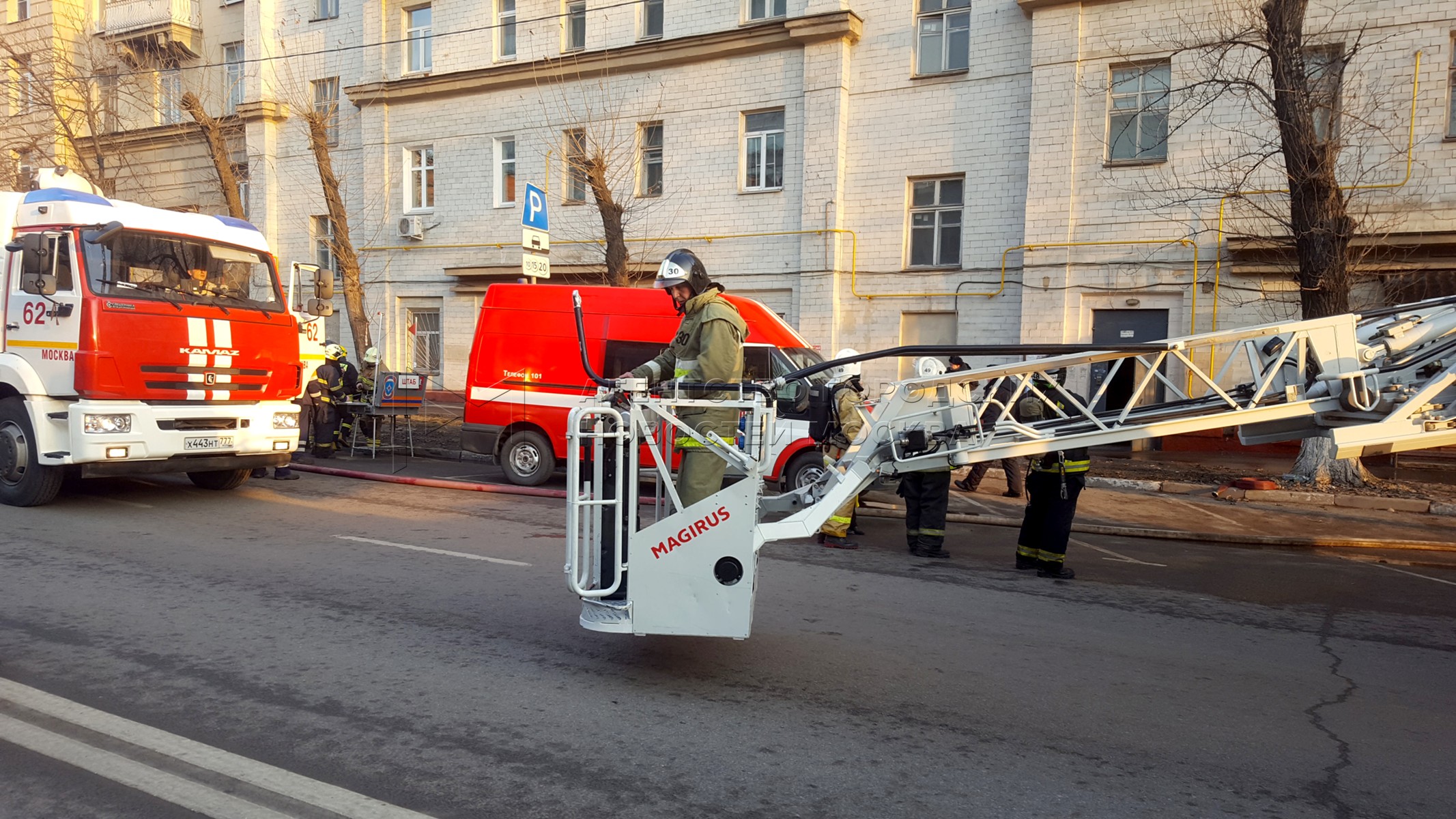 Ликвидация москва. Пожар ул Новоостаповская. Улица Новоостаповская 5 пожар. Пожар на Шарикоподшипниковской улице. Пожар на Новоостаповской сейчас.