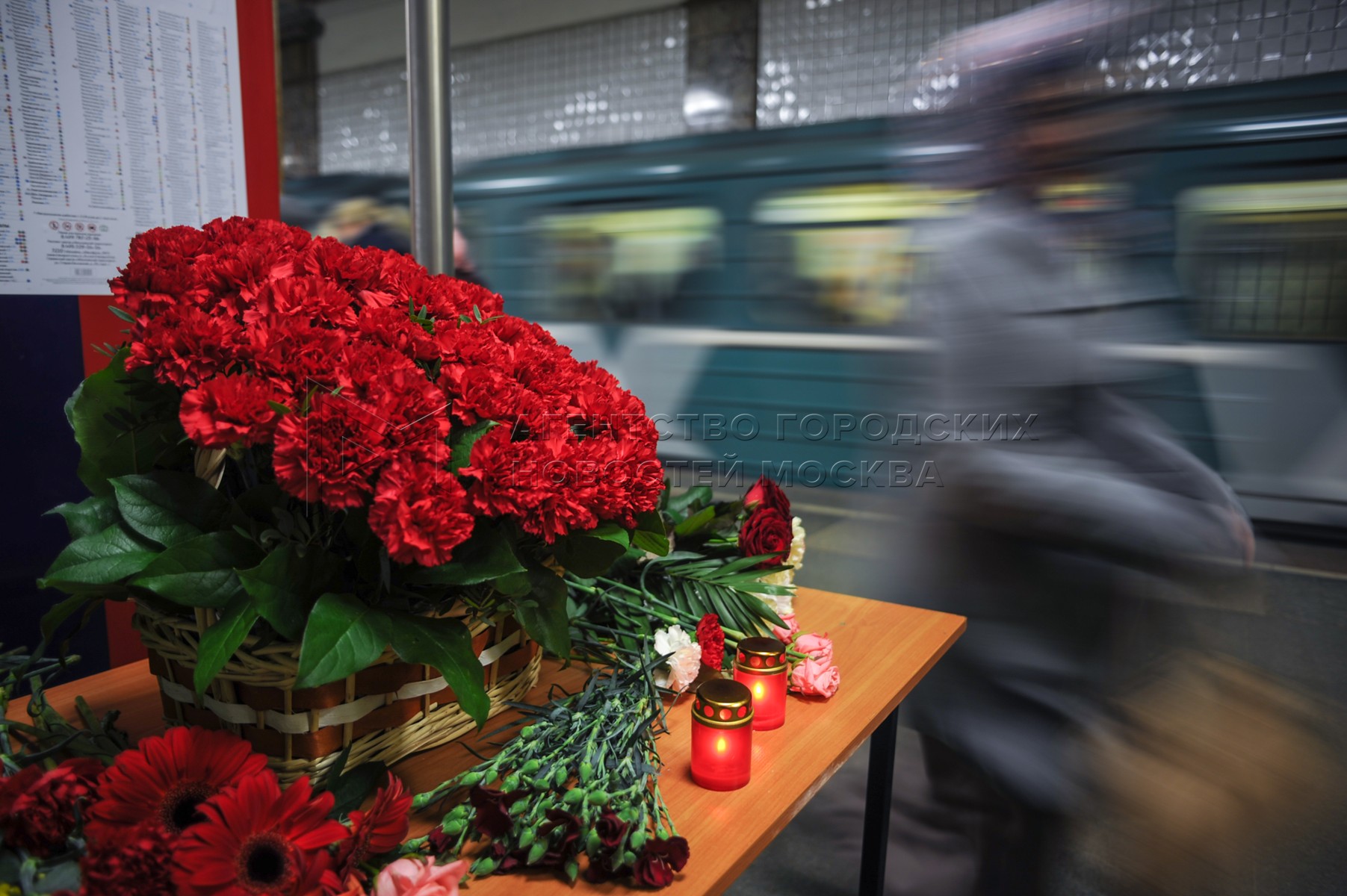 Цветы метро. Цветы Лубянка. Взрыв в метро в Москве Лубянка.