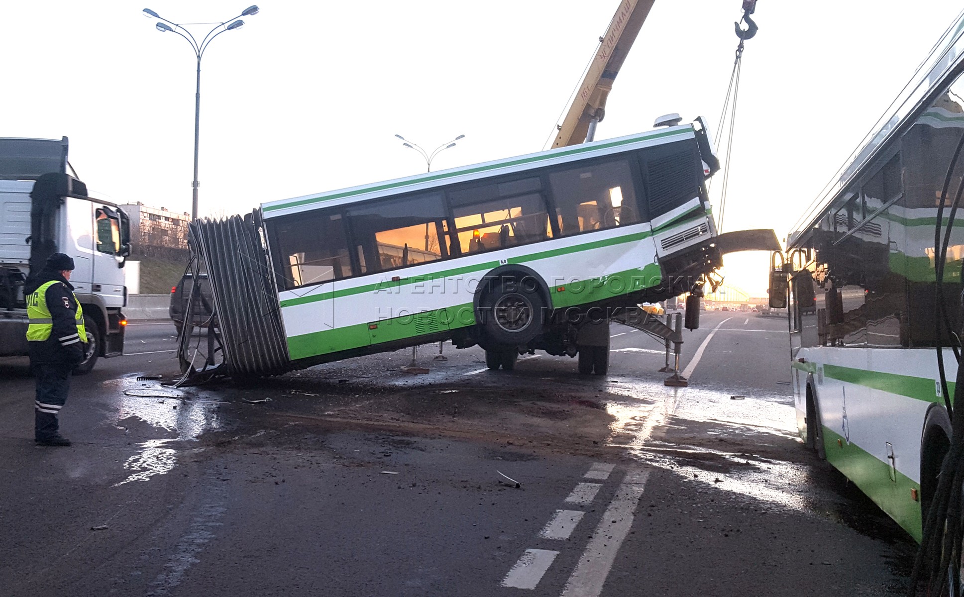 Автобус сломался в пути. Автобус разорвало пополам. Автобус ЛИАЗ 5292 разбитый. Автобус с гармошкой авария.