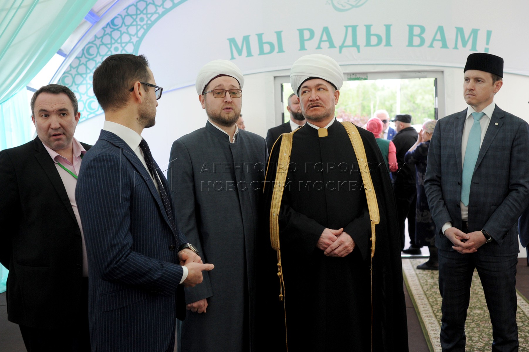 Имамы в москве. Муфтий Московской Соборной мечети. Имам Соборной мечети в Москве. Московская Соборная мечеть резиденция муфтия Равиля Гайнутдина.