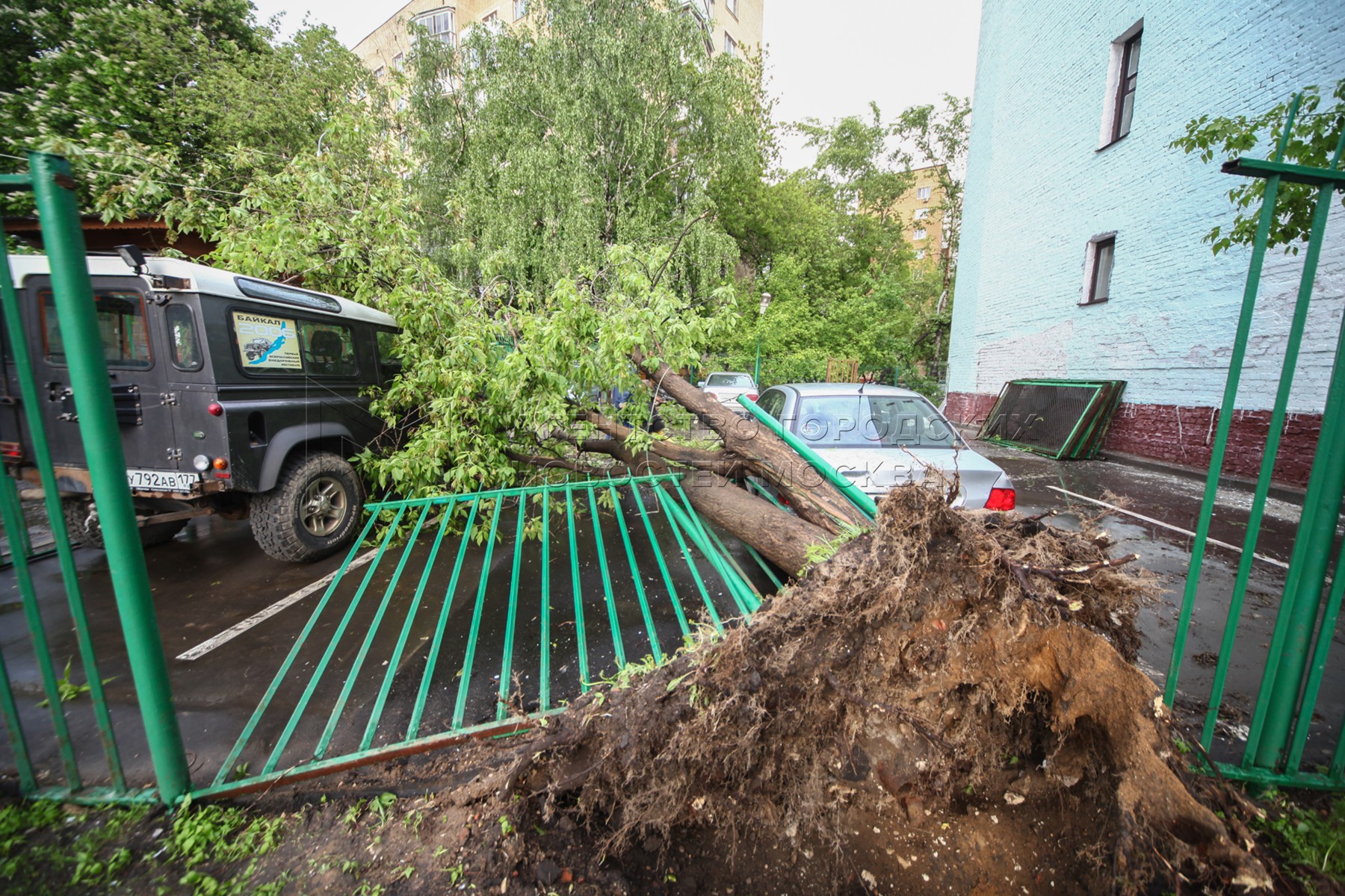 Ураган в москве последствия. Ураган в Москве (2017). Ураган в Москве. Последствия урагана в Москве. Смерч в Москве.