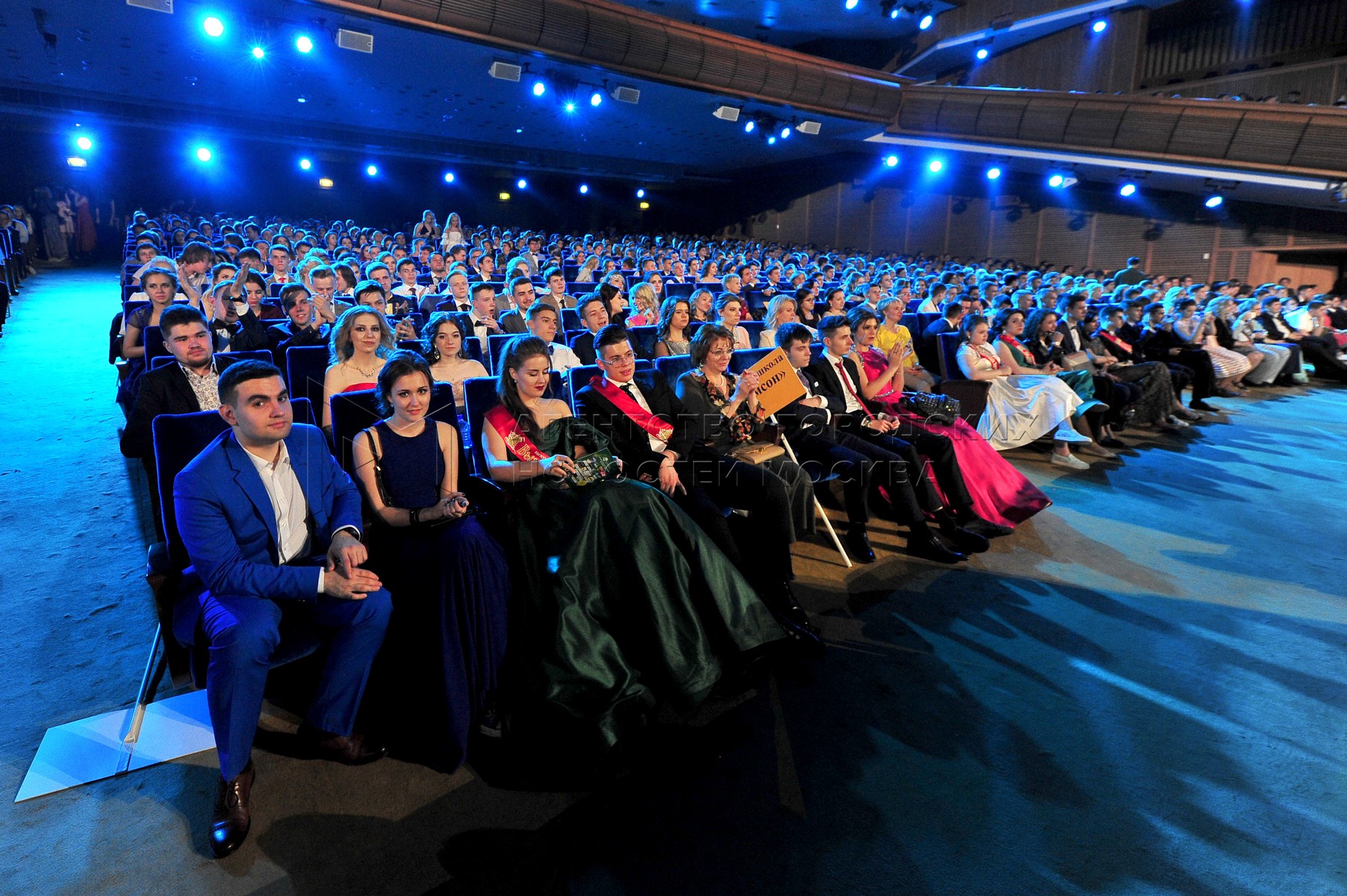 кремлевский дворец москва концертный зал. 2016 вороной кремль концерт. георгиевский зал кремля банкет. ведущий в кремлевском дворце. выпускники в кремле 2017.