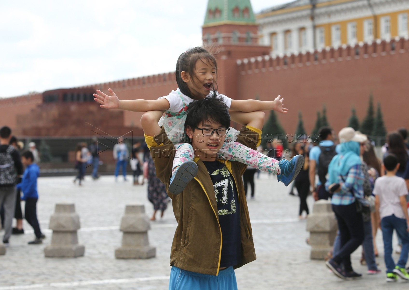 Иностранцы приезд. Китайские туристы в Москве. Китайцы и русские. Тайцы и русские. Китайцы и русские дружелюбные.