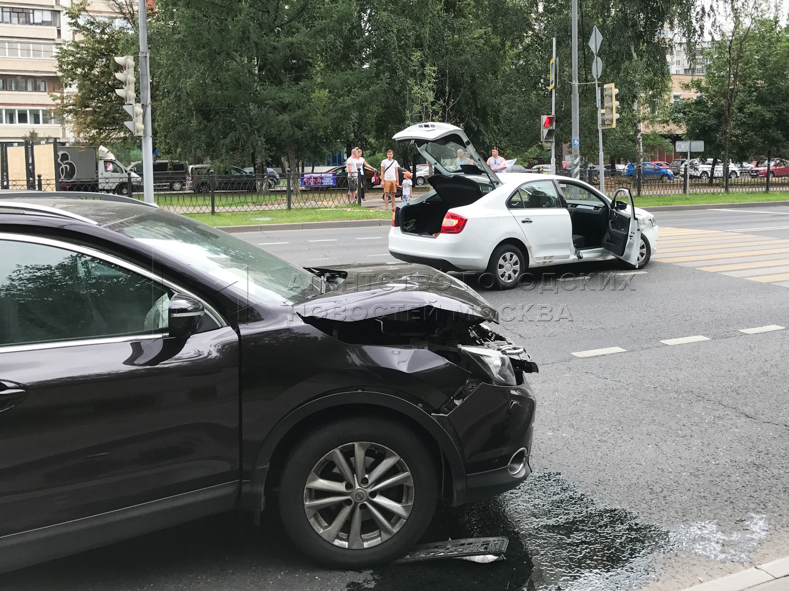 Ли дтп. Авария на улице свободы в Северном Тушино. Авария на светофоре Москва. Минтранс машины аварии.