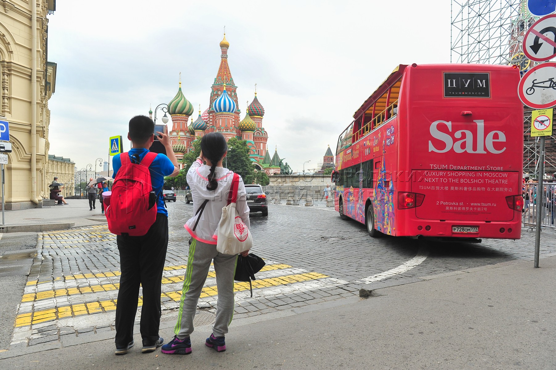 Длительное время в москве. Автобусная экскурсия Москва. Красный экскурсионный автобус в Москве. Экскурсионный красный автобус по Москве. Автобусные экскурсии по Москве от красной площади.