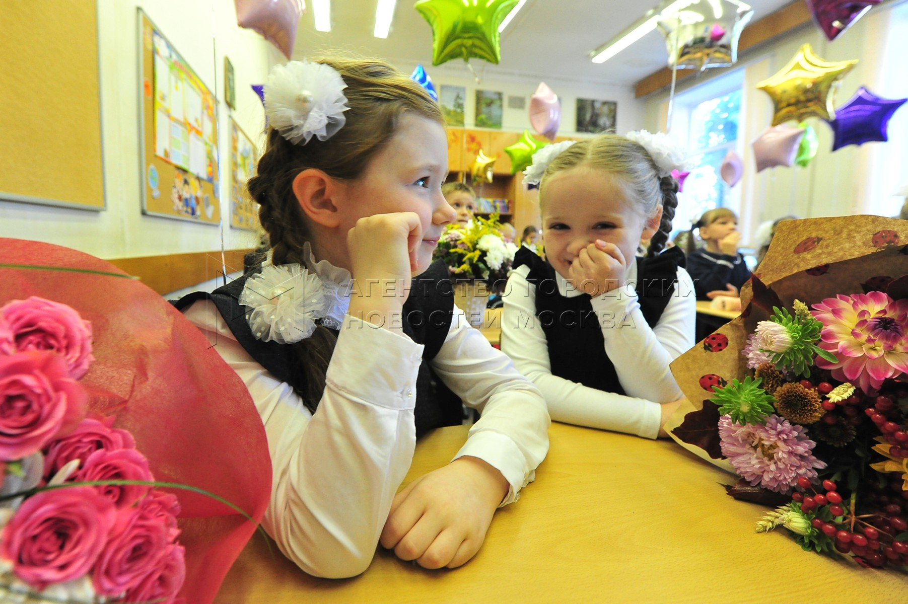 Подача ребенка в первый класс. Детское творчество. Детский кружок. Школьная парта. Школа в Москве на 2500 человек.