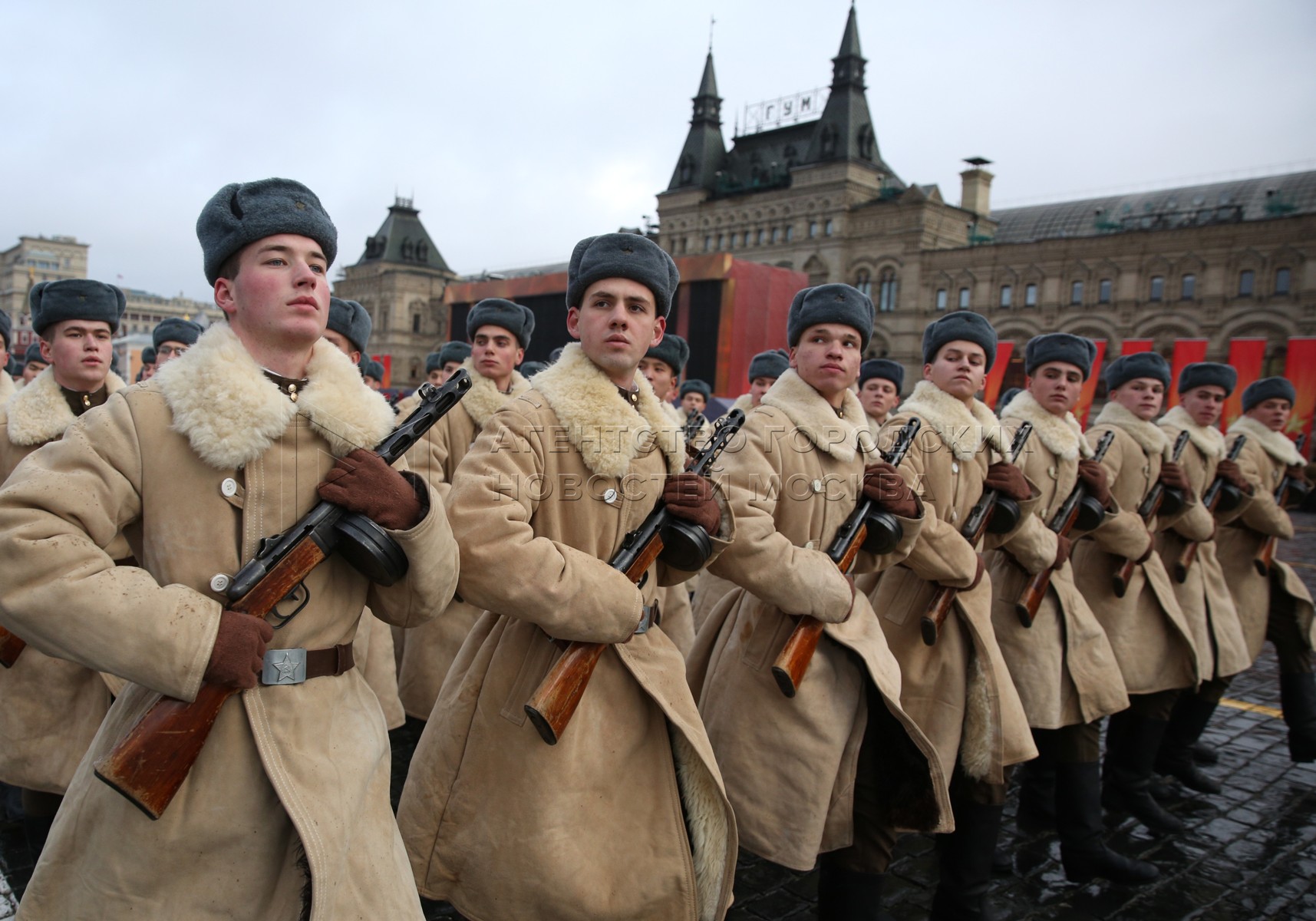 7 ноября видео. Парад в честь парада 7 ноября 1941 года. Парад 7 ноября 1941 года в Москве на красной площади. Парад на красной площади 7 ноября 41 года. Марш на красной площади 7 ноября 1941.