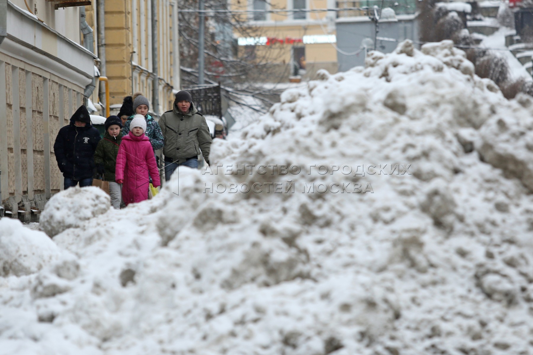 Сильный снегопад будет сегодня. Сугробы в Москве. Снегопад в Москве. Снежные заносы в Москве. Много снега в Москве.
