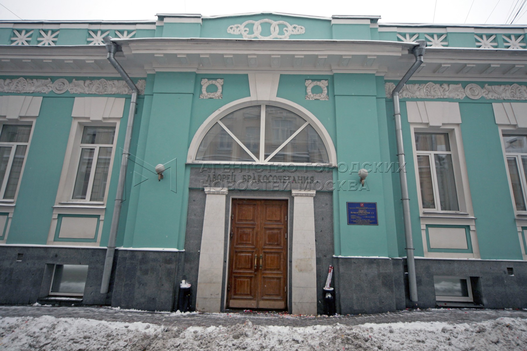 Московские ЗАГСы открыли запись на свадьбы в январе 2027 года