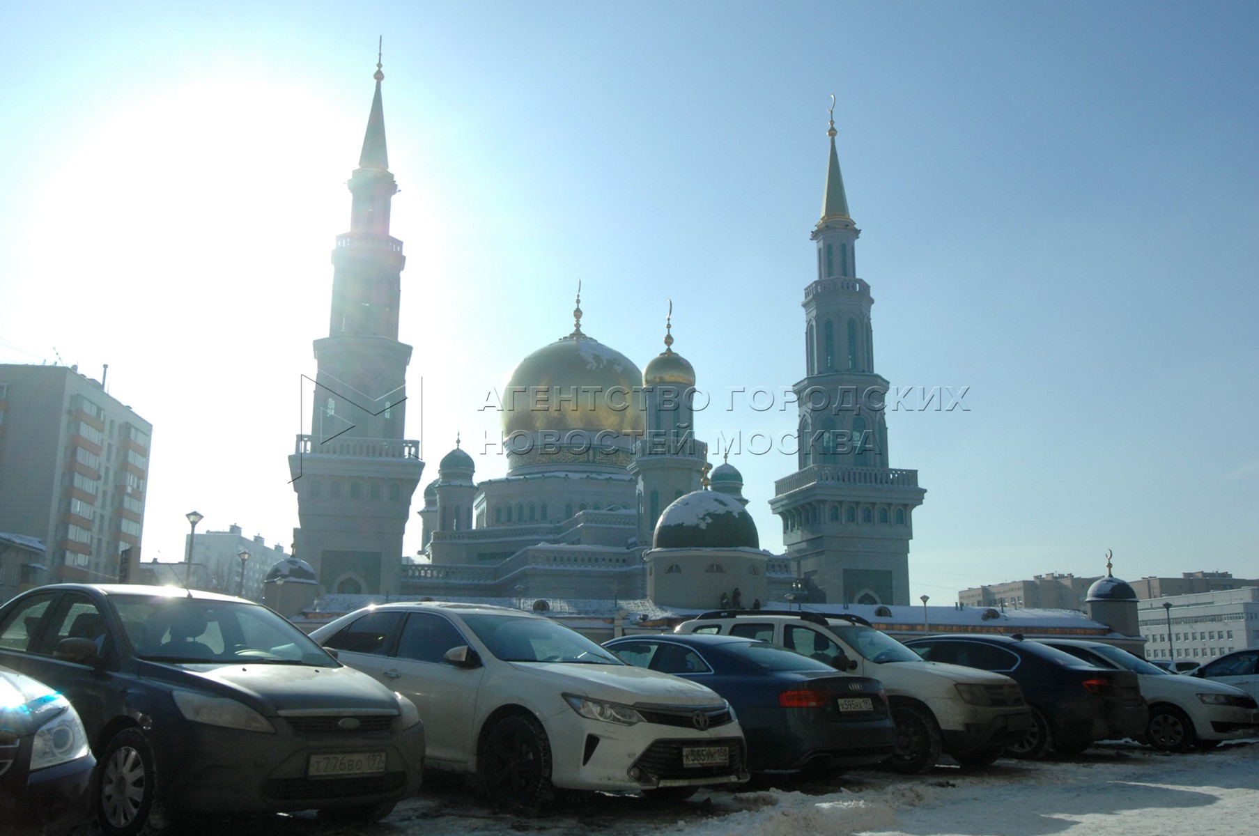 Полуголая перед мечетью. Машины на фоне мечети в Чечне. Фотография на фоне мечети в СПБ. Голая на фоне мечети в Турции.