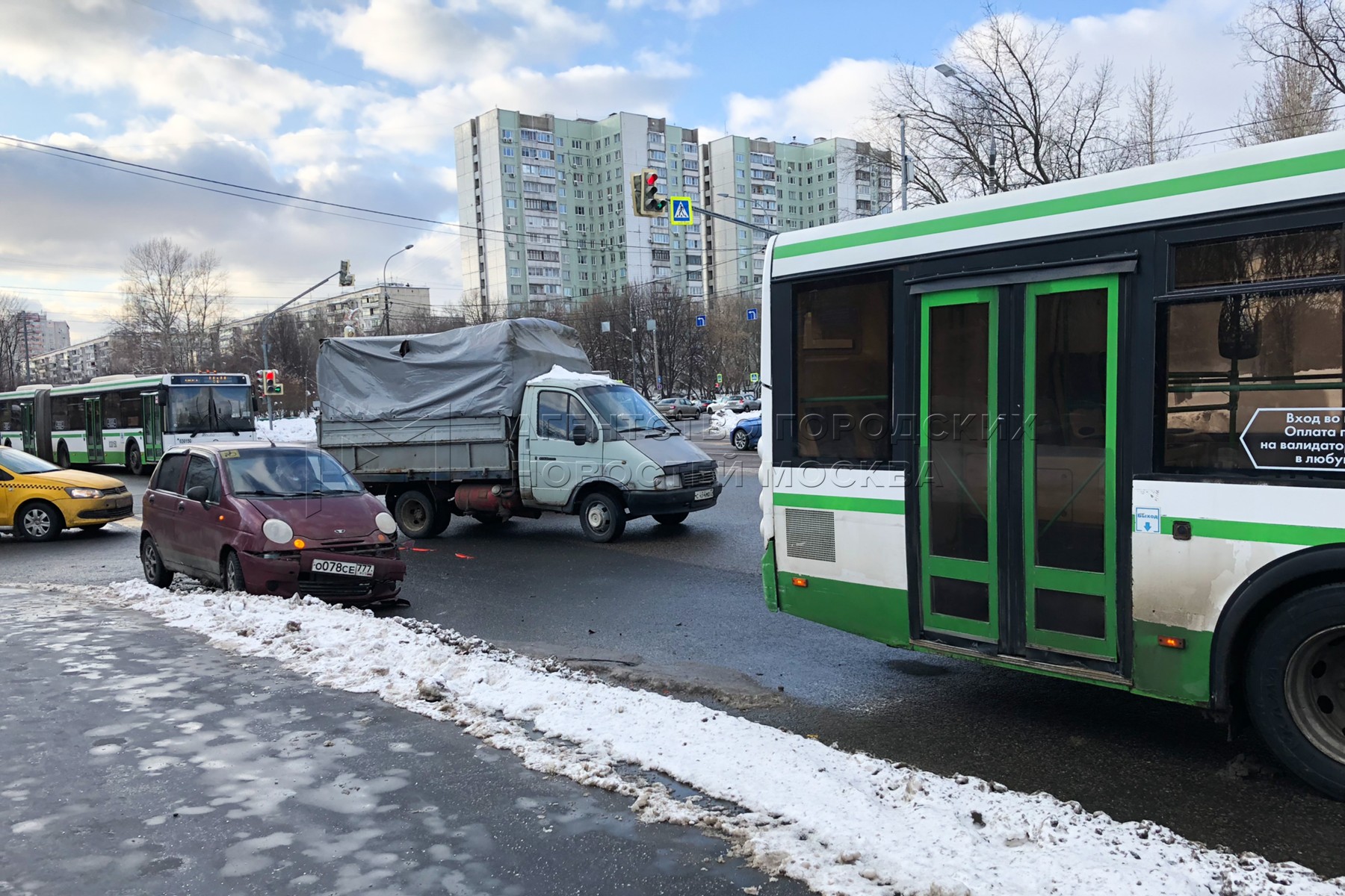 Автобусы свао. Автобусы Северо восточного административного округа. Авария на Юрловском проезде сегодня. Храм на Северном бульваре и Юрловском бульваре в Москве фото.