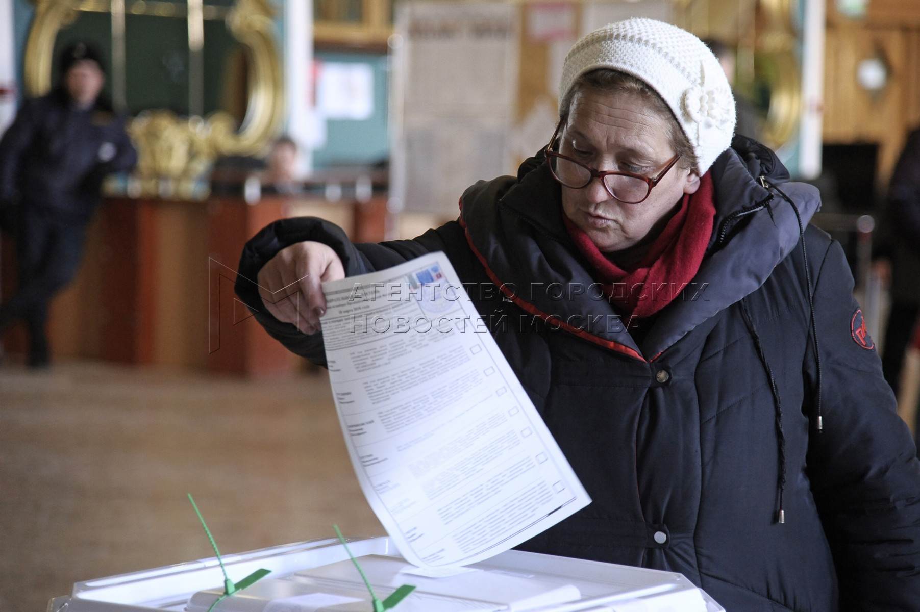 Также в этом году. Люди на выборах. Выборы 2024. Люди которые голосуют. Выборы 2024 года в России.