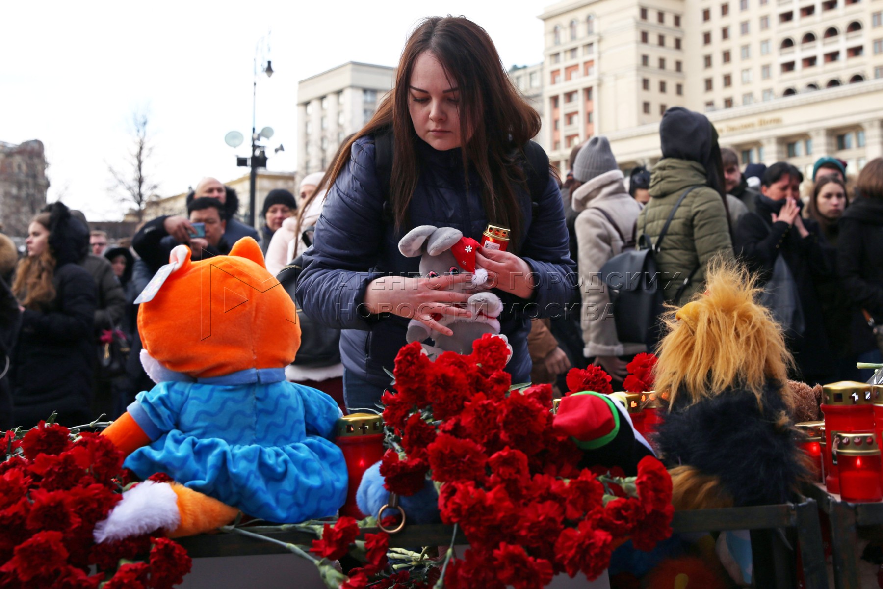 Сколько будет длиться траур в россии. Девушка с тюльпанами на Манежной площади. Траур в России плачут.