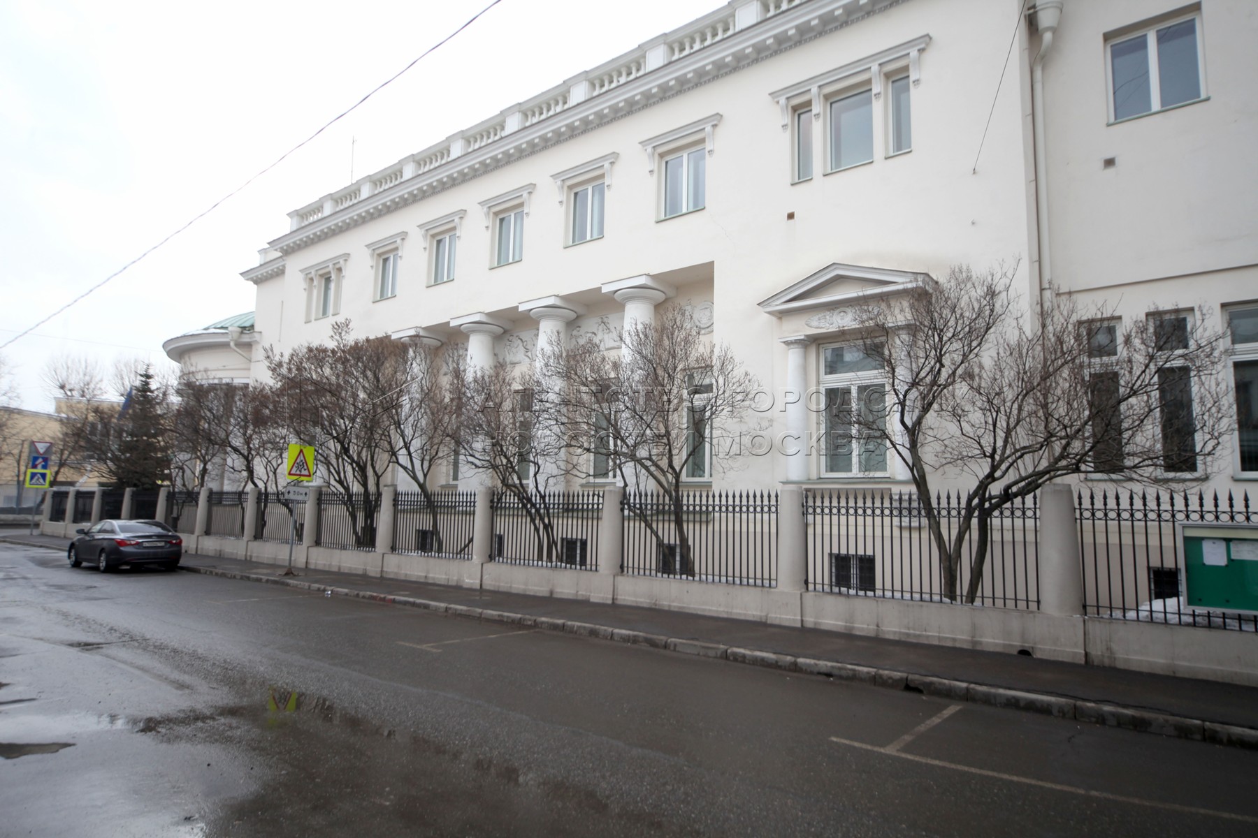 Посольство Чили в Москве. Посольство Этихатов в Москве. Самая большая посольство в Москве. Вуз посольство Москвы.