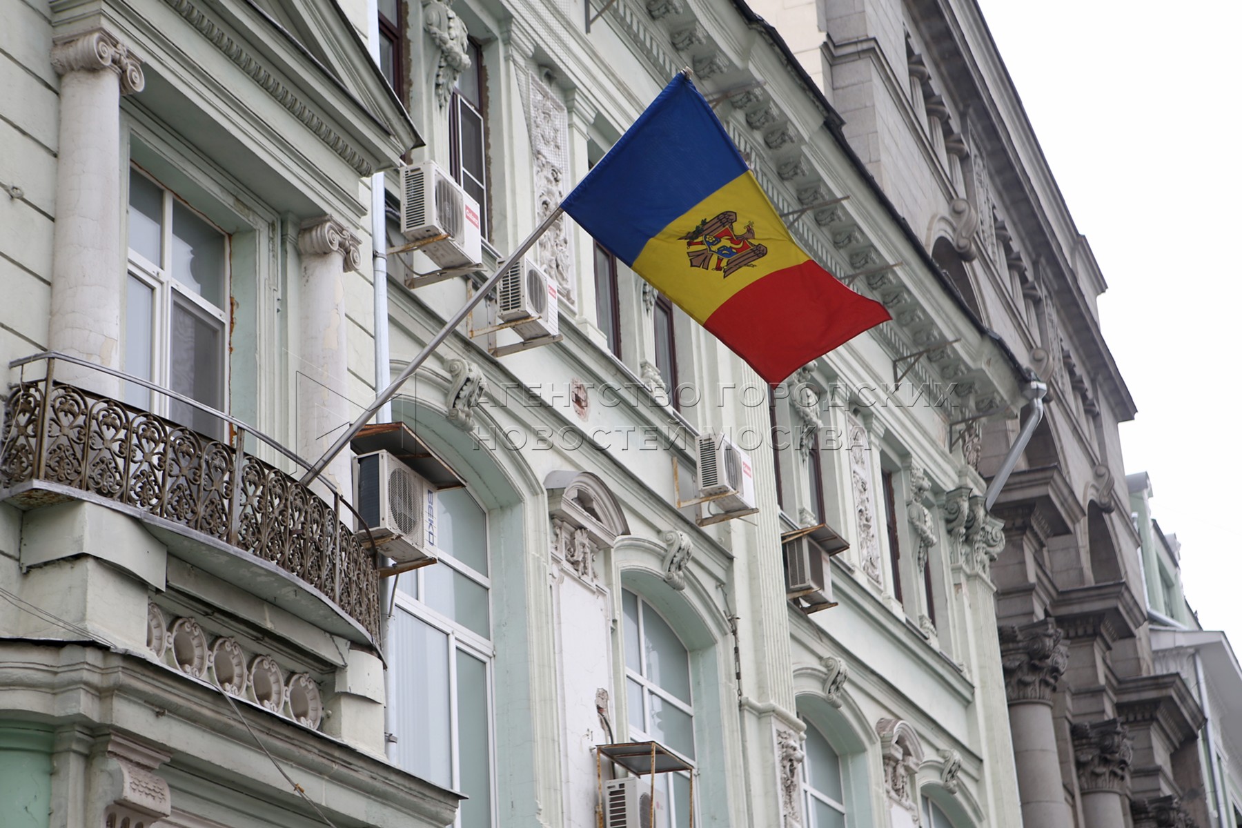 Посольство молдовы в москве. Посольство Молдавии в Москве. Посольство России в Молдавии. Кузнецкий мост посольство Молдовы. Консул Молдовы в Москве.