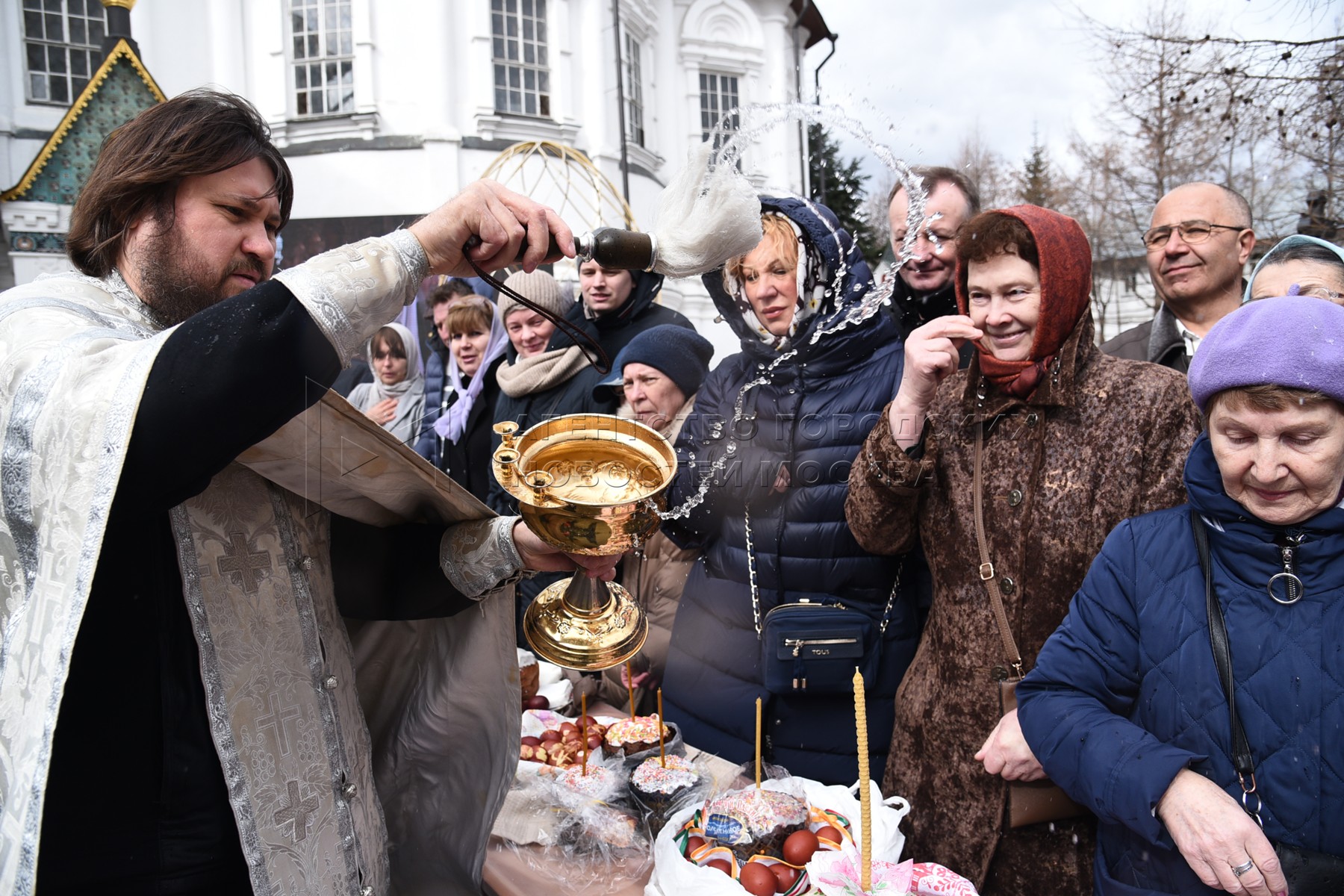 Какой сегодня церковный 2019. Фото сегодняшнего праздника церковного. Праздник у христиан сегодня. Как люди празднуют сейчас Пасху в России. 28.03 Праздник.