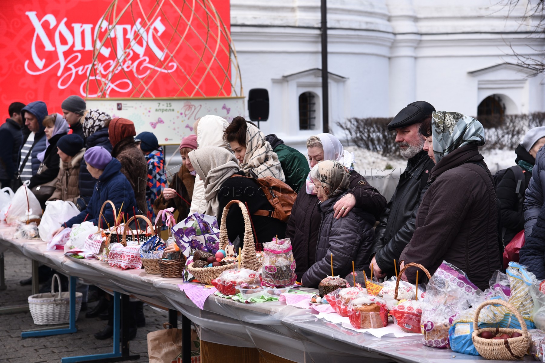 Можно ли с месячными святить куличи. Новоспасский монастырь в Москве освящение куличей. Новоспасский монастырь Пасха. Освящение куличей на Пасху. Донской монастырь освящение куличей.