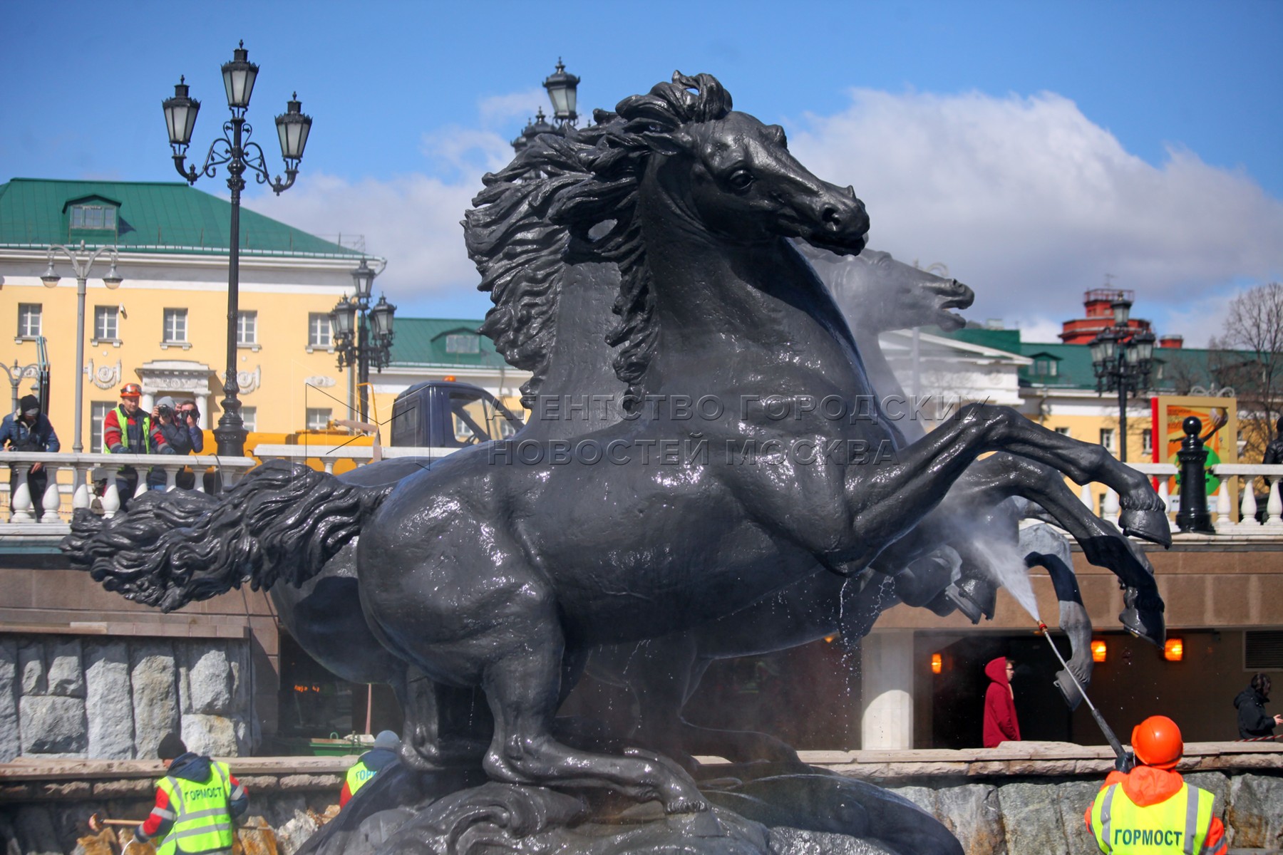 Фонтанный комплекс на Манежной площади. Герб Москвы на Манежной площади. Му-му Москва, Манежная площадь меню.