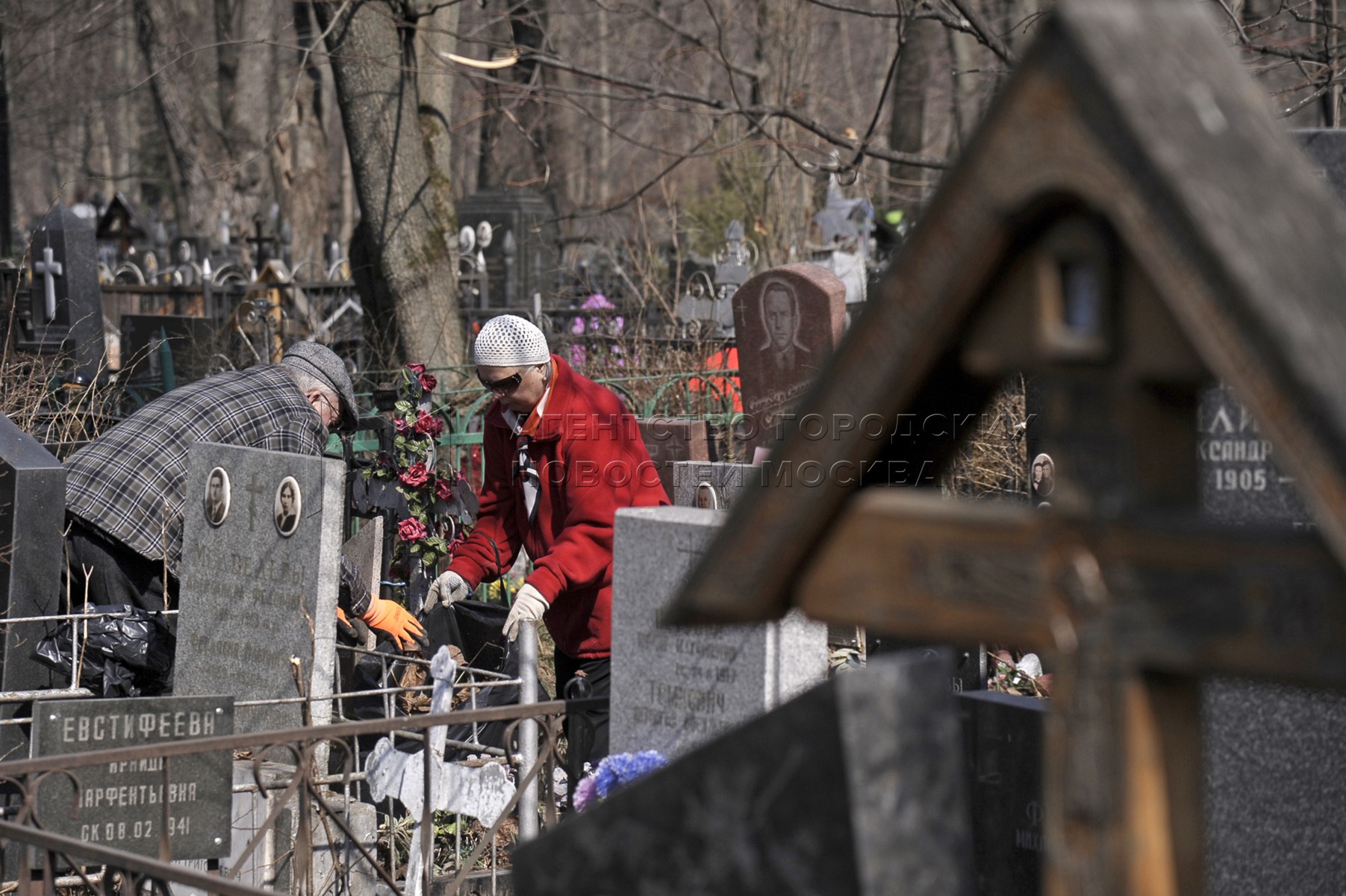 Можно в родительскую субботу убираться на кладбище. Кладбище на Радоницу. Православная могила. Радоница на кладбище. Святого кладбище в Москве.