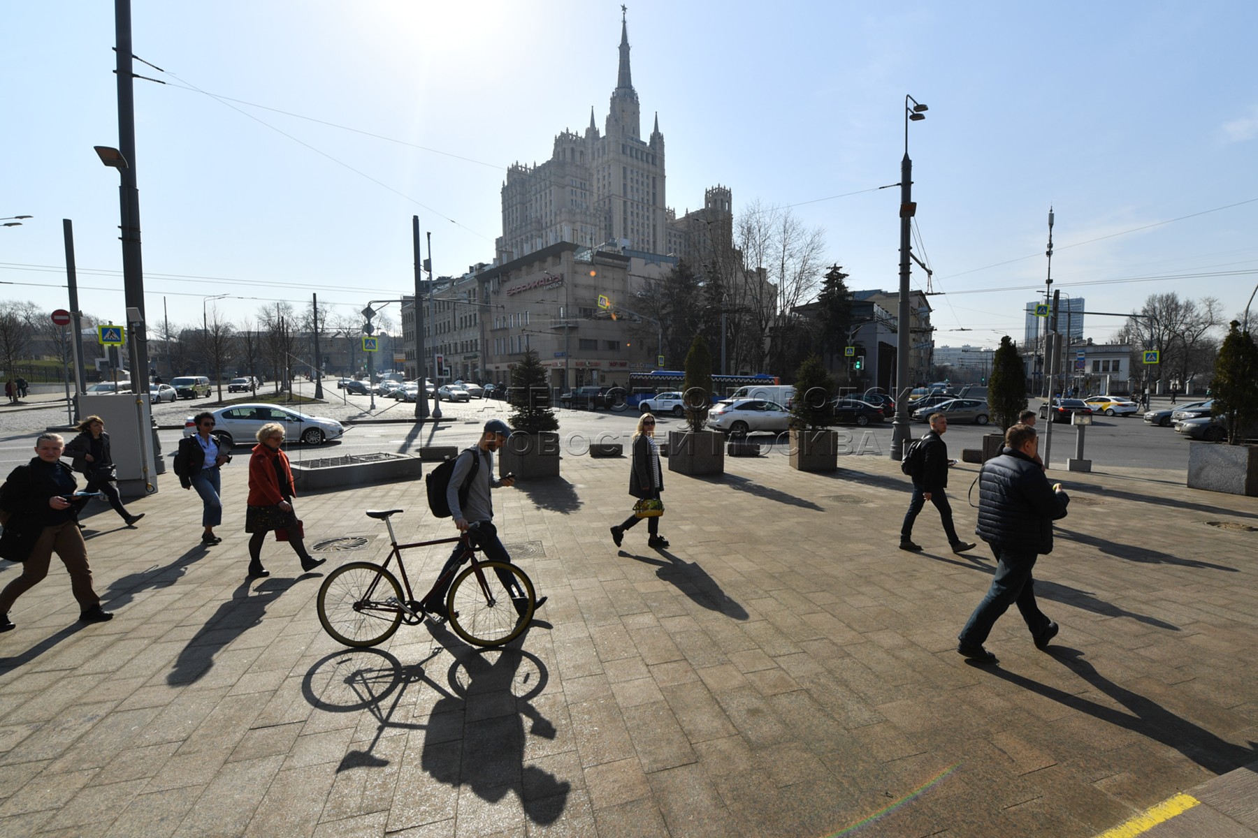 Московский идти. Москва весной. Ситуация в Москве. Весна в центре Москвы. Москва сейчас фото.