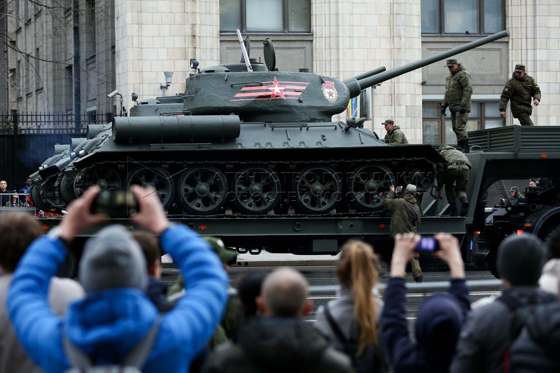 Следующей техники. Военная техника на Тверской 2020. Тверская парад техника Победы. Тверская улица Москва парад Победы. Парад Победы 2015 Тверская улица.