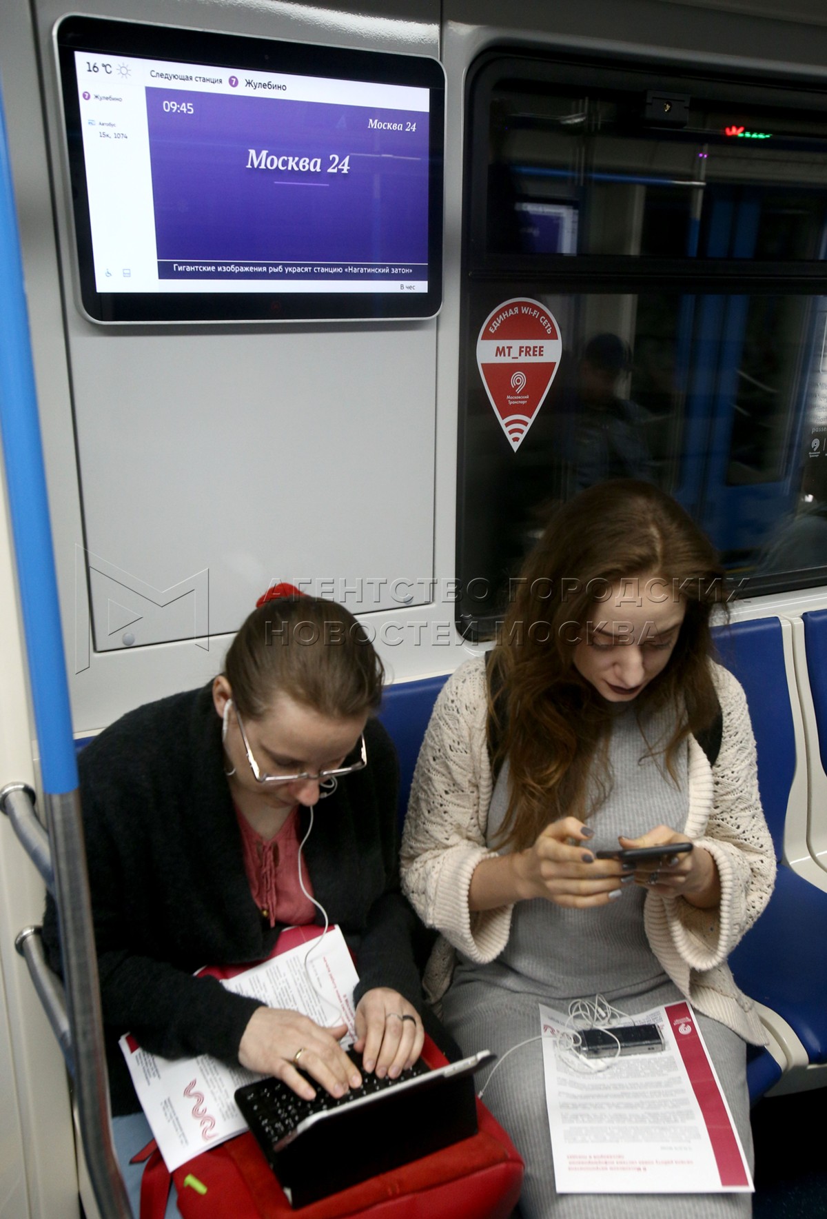 Метропоезд москва 2020. Москва 24 вагоны. Экраны "москва 24" в московском метрополитене. Видеомониторы в метро. Мониторы в вагонах московского метрополитена.