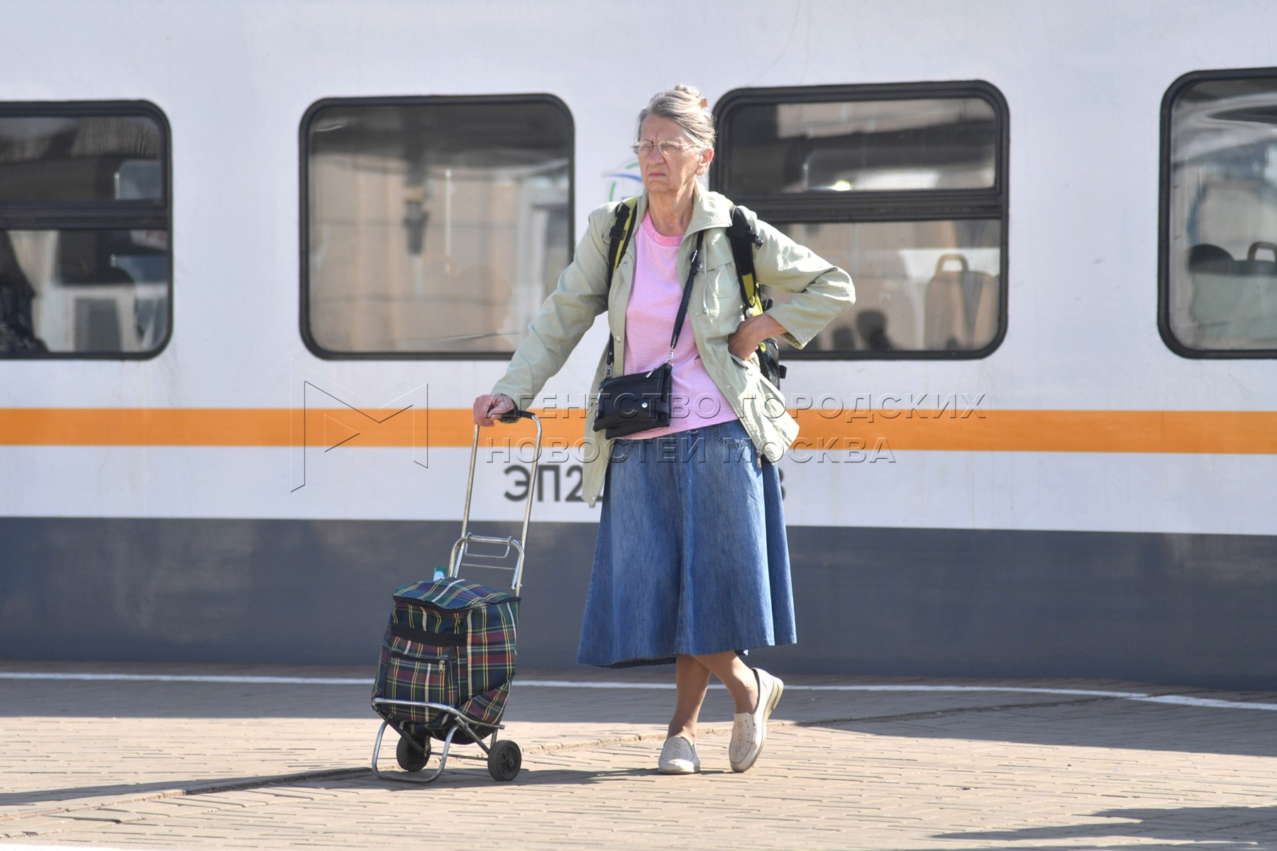 Путешествующая бабушка. Бабушка на вокзале. Пенсионеры в электричке. Бабка с чемоданом. Бабка с сумками.