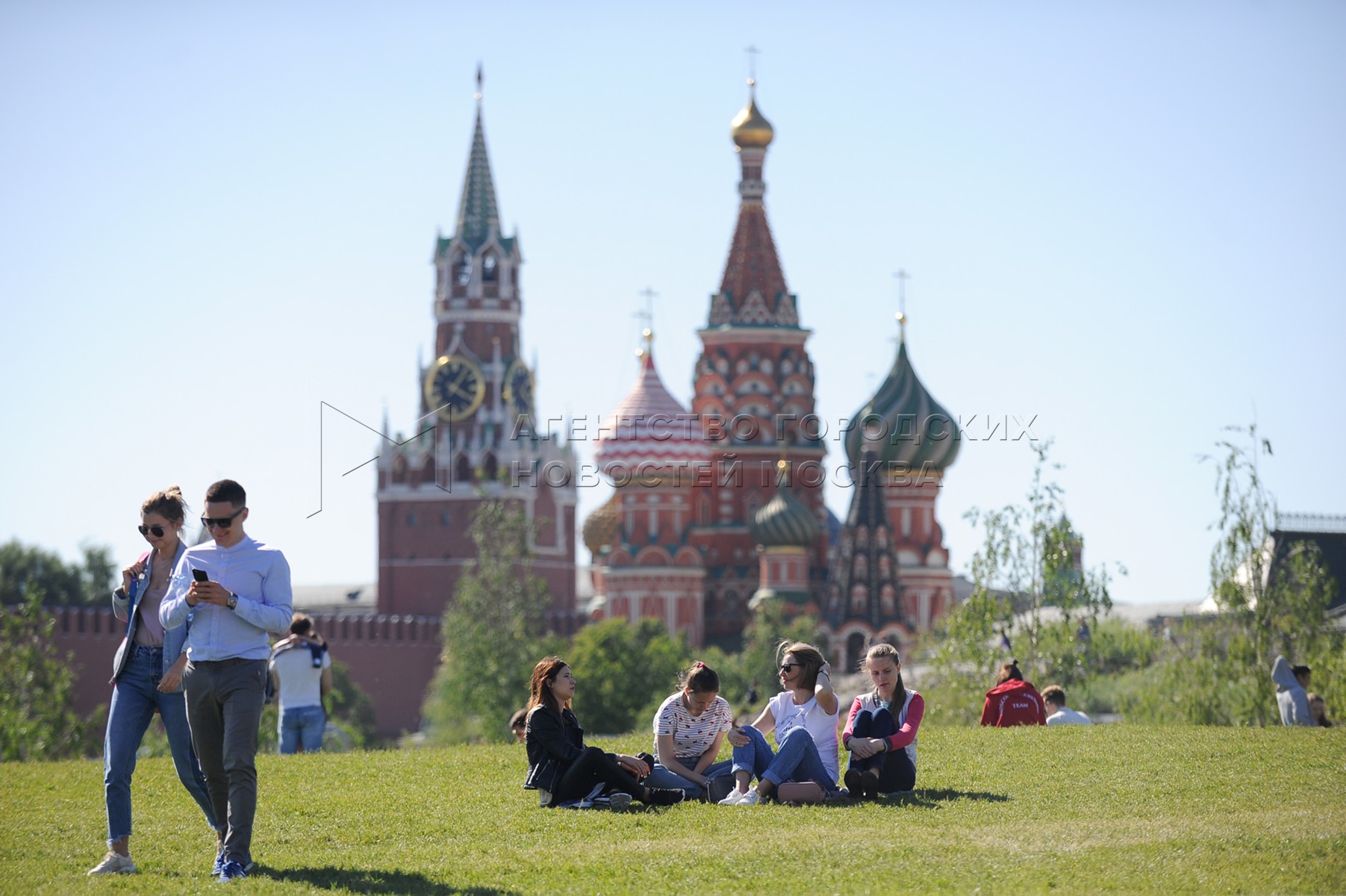 Поехать в москву на майские праздники. Россияне фото. Парк Зарядье на майские праздники. Майские праздники россияне в парке фото. Фотографии новости Москвы.