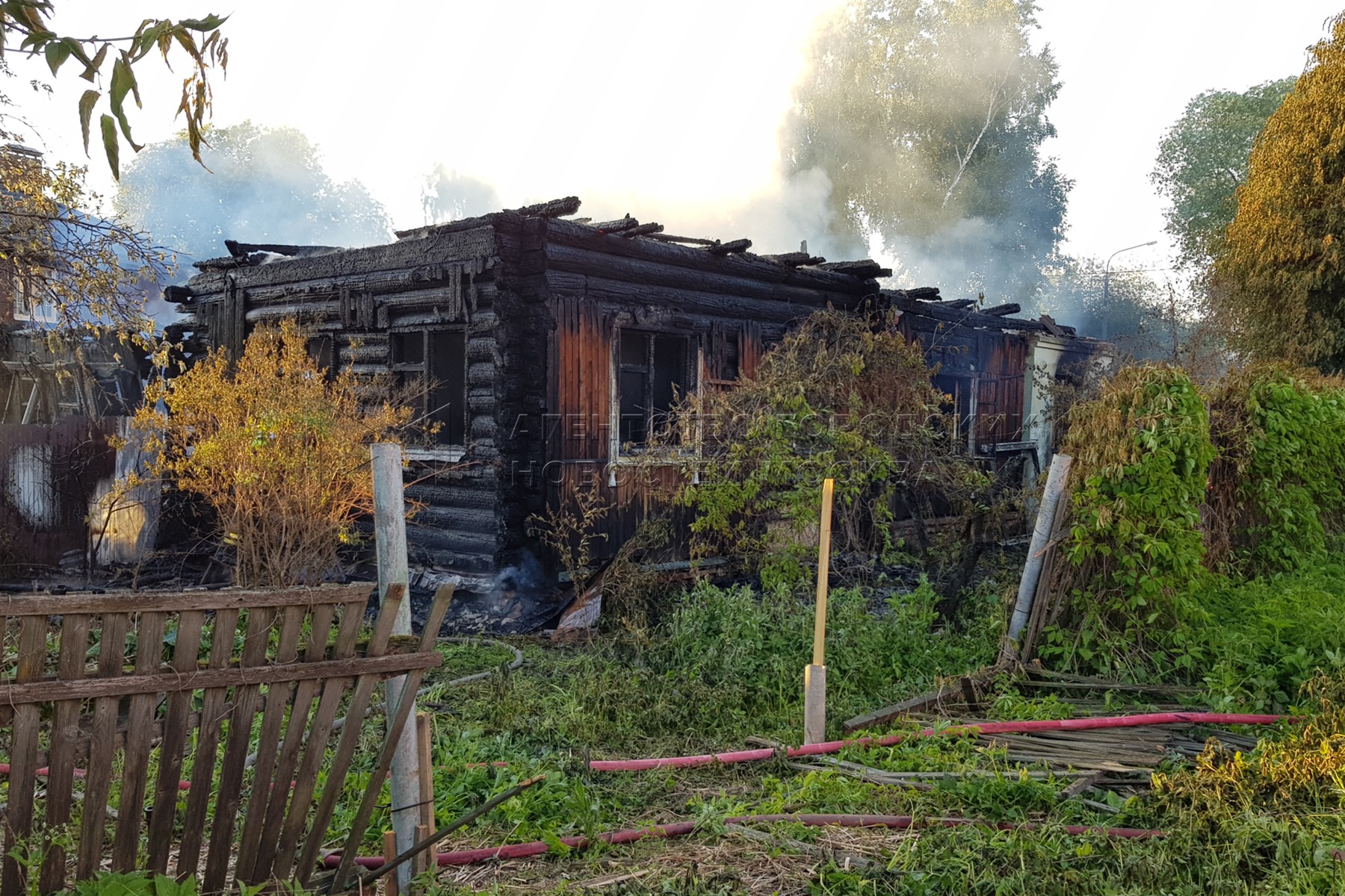 Пожар в южном бутово сейчас. Пожар в Бутово в жилом доме. В Бутово сгорел частный дом. Пожар в Южном Бутово сегодня. Пожар в Южном Бутово сейчас видео.