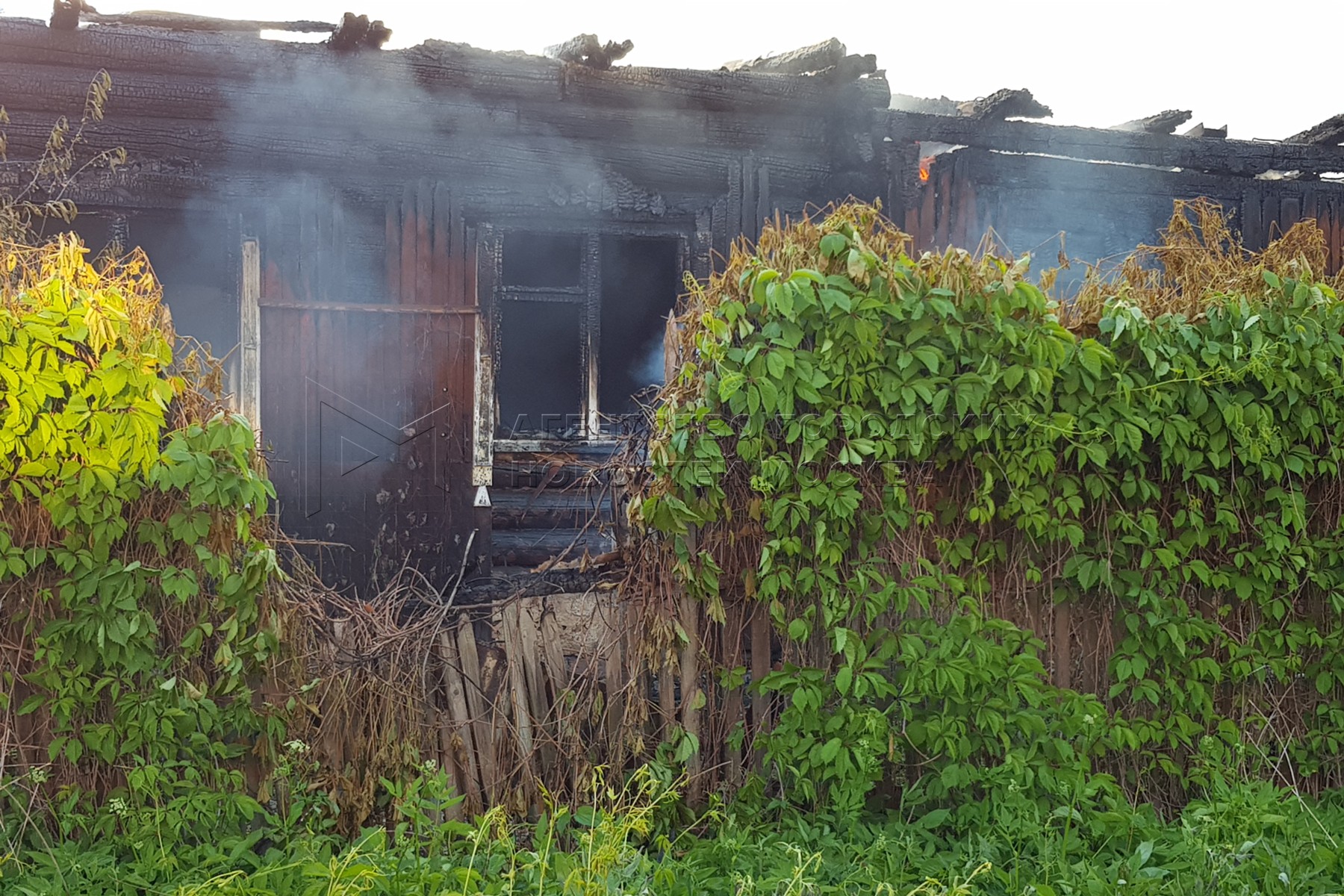 Пожар в южном бутово сейчас. Пожар в Бутово в жилом доме. Пожар в Восточном Бутово. В Бутово сгорел частный дом. Пожар в Южном Бутово сейчас видео.