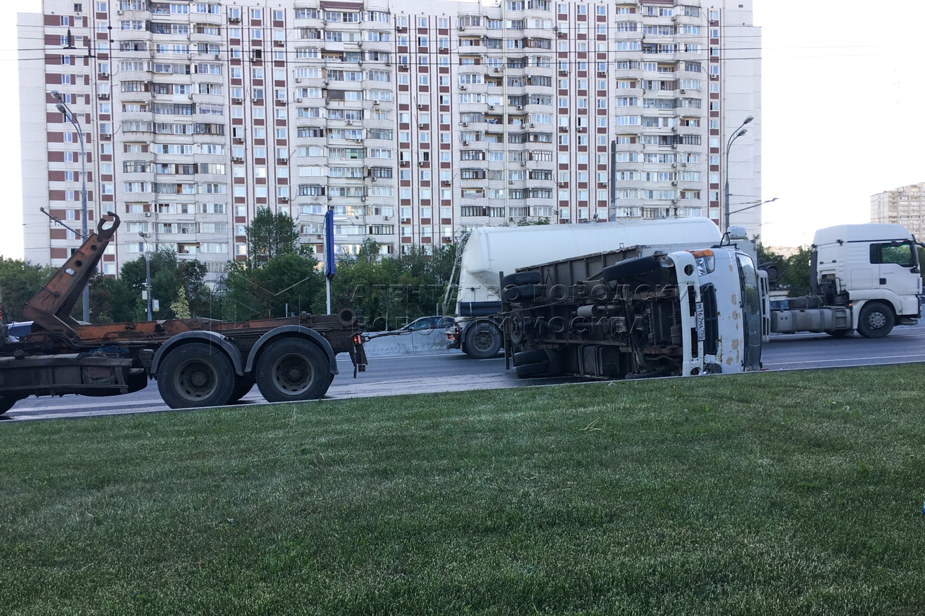 Два грузовика столкнулись на Варшавском шоссе