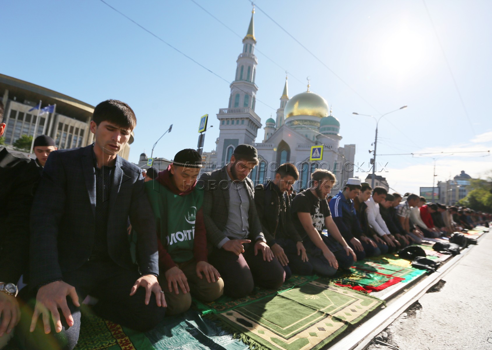 Ураза в москве. Ураза байрам в Москве. Русские мусульмане. Мусульмане в Москве. С праздником Ураза байрам.