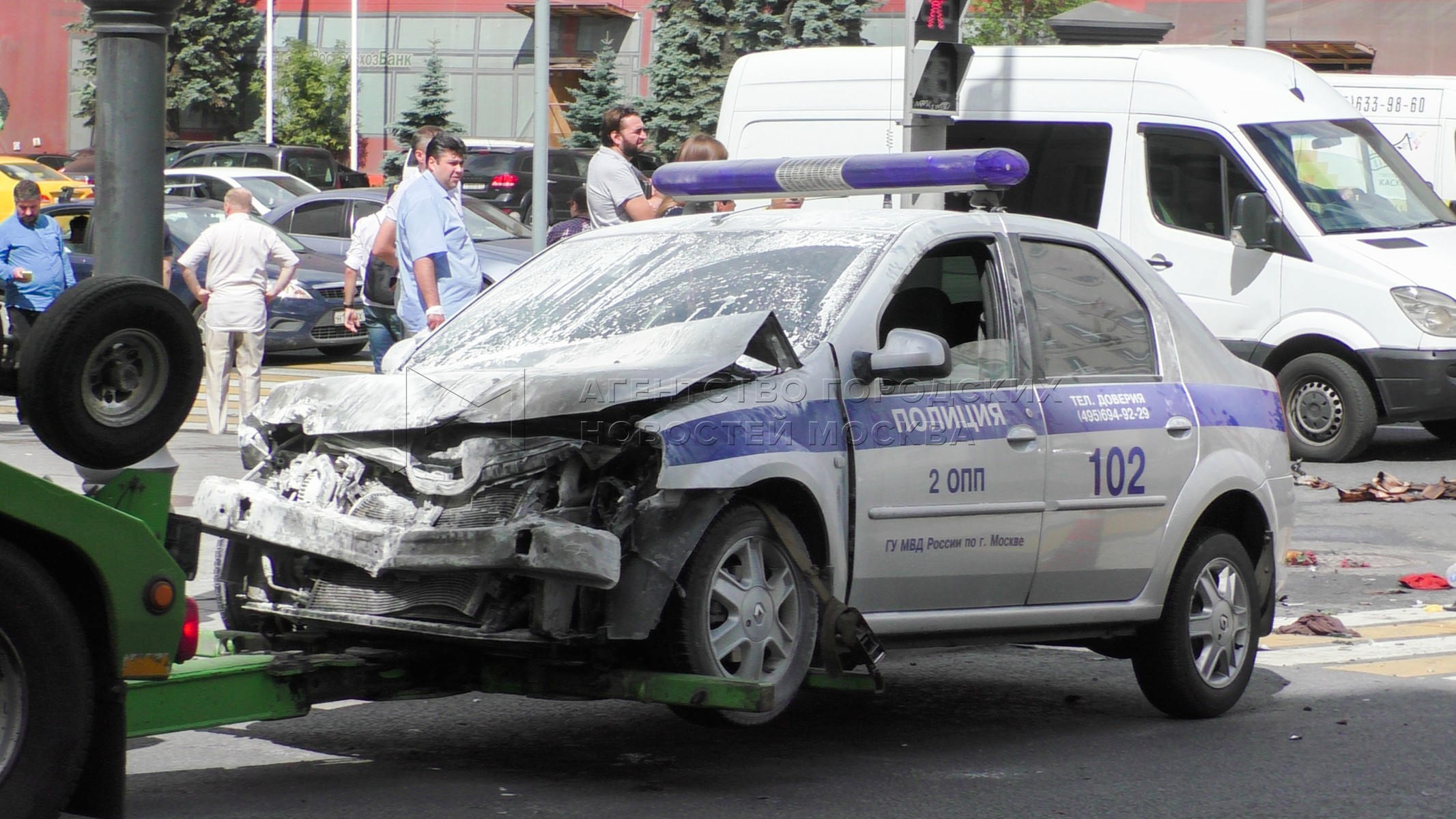 Полицейская машина врезалась. Авария с полицейской машиной. Авария с полицейской машиной в Москве. ДТП автомашина полиции Москва.