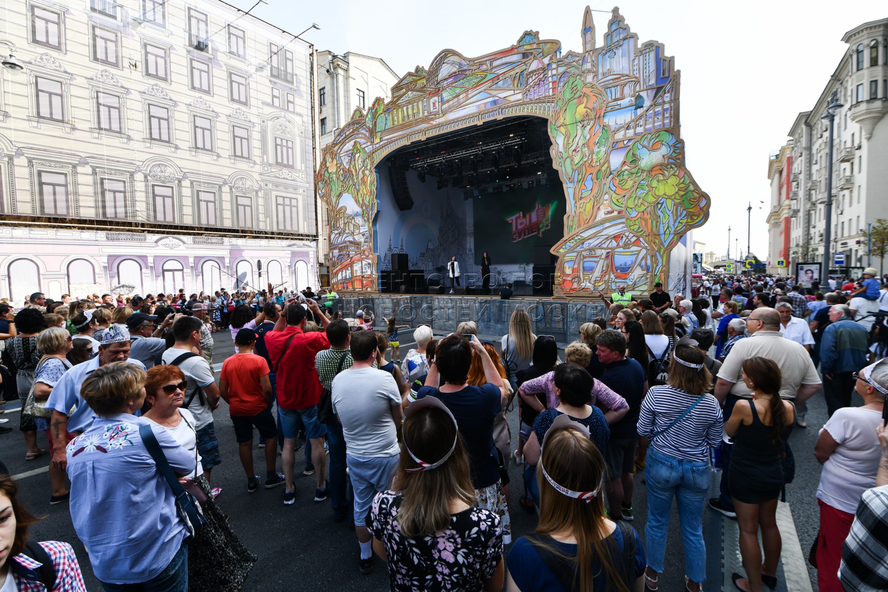 Street events. День города Москва Тверская. День города Тверская уличные театры. Фото мероприятия на улице литераторов.