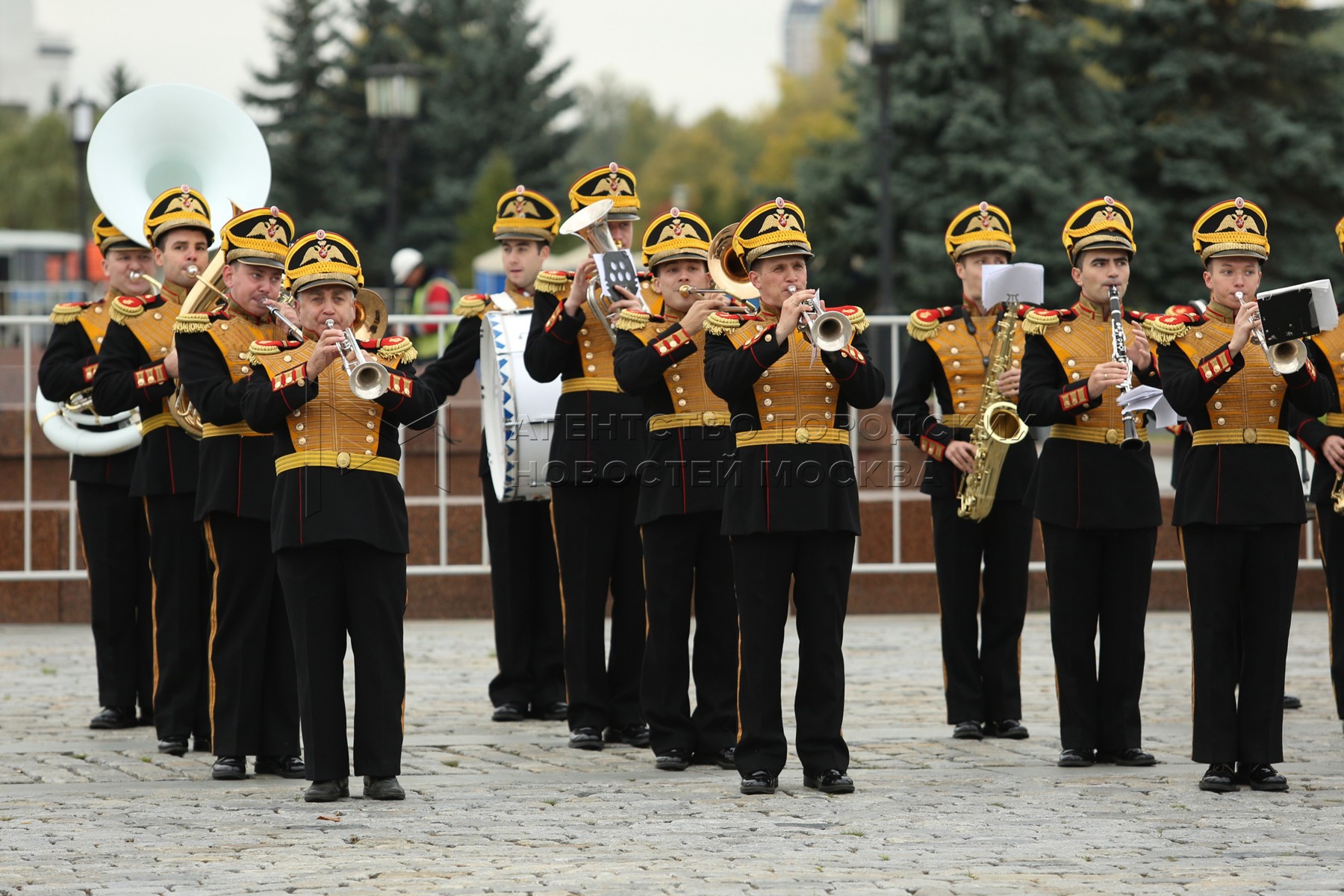 Оркестр праздник осени встречаем. Праздничный оркестр. Оркестр праздник. День военного оркестра праздник.