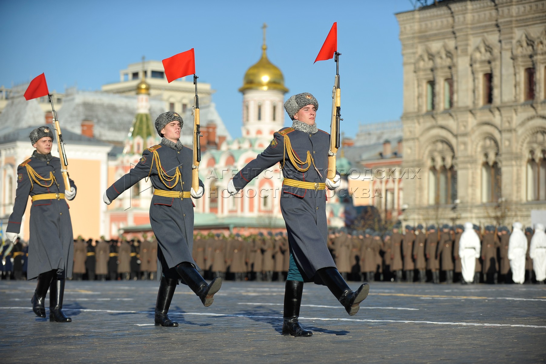 Торжественный марш команды. Прохождением воинской части торжественным маршем.. Положение Знамени при торжественном марше.