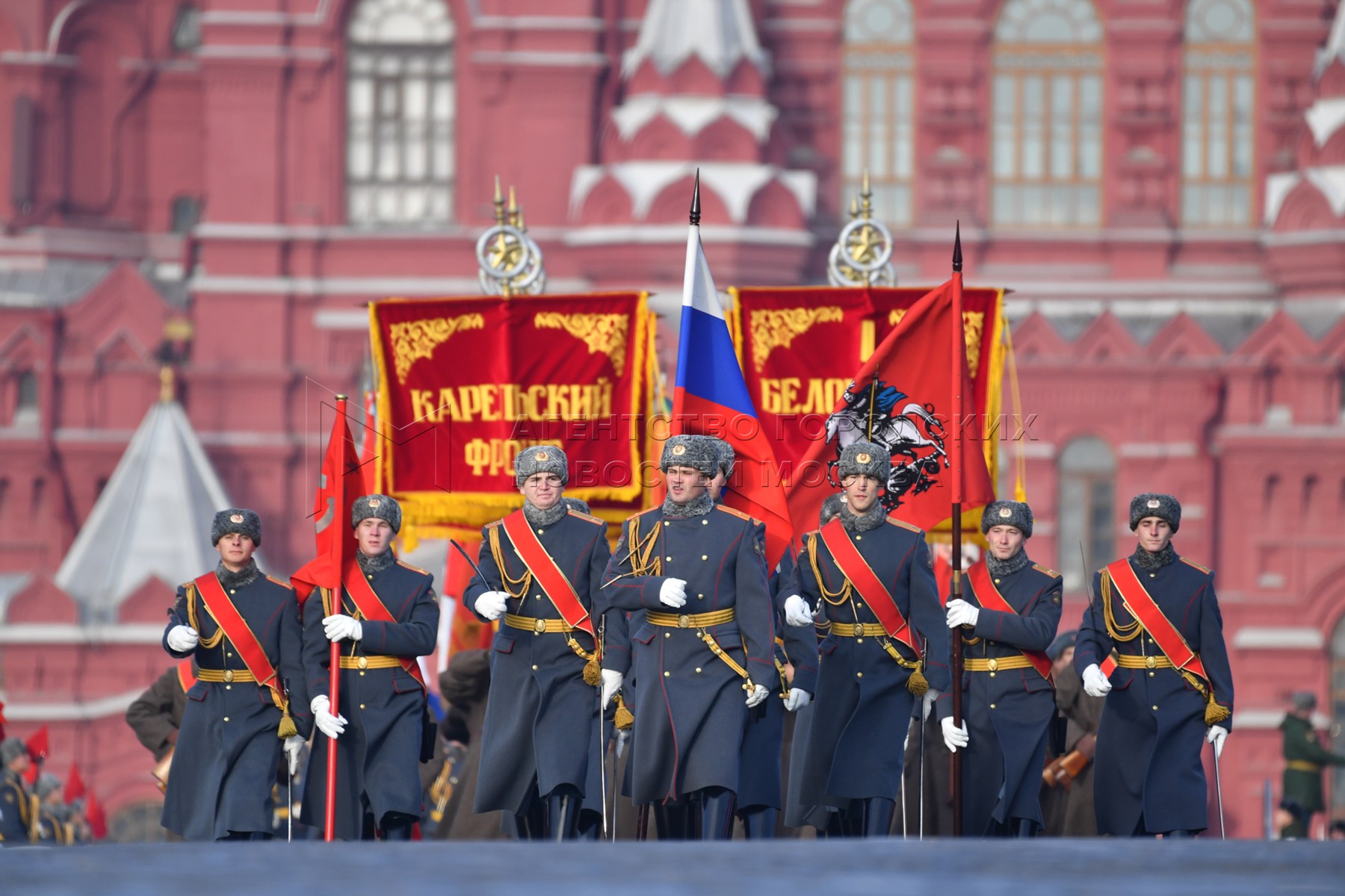 Когда состоялся военный парад на красной площади. Медведев на параде Победы. Гагарин на параде.