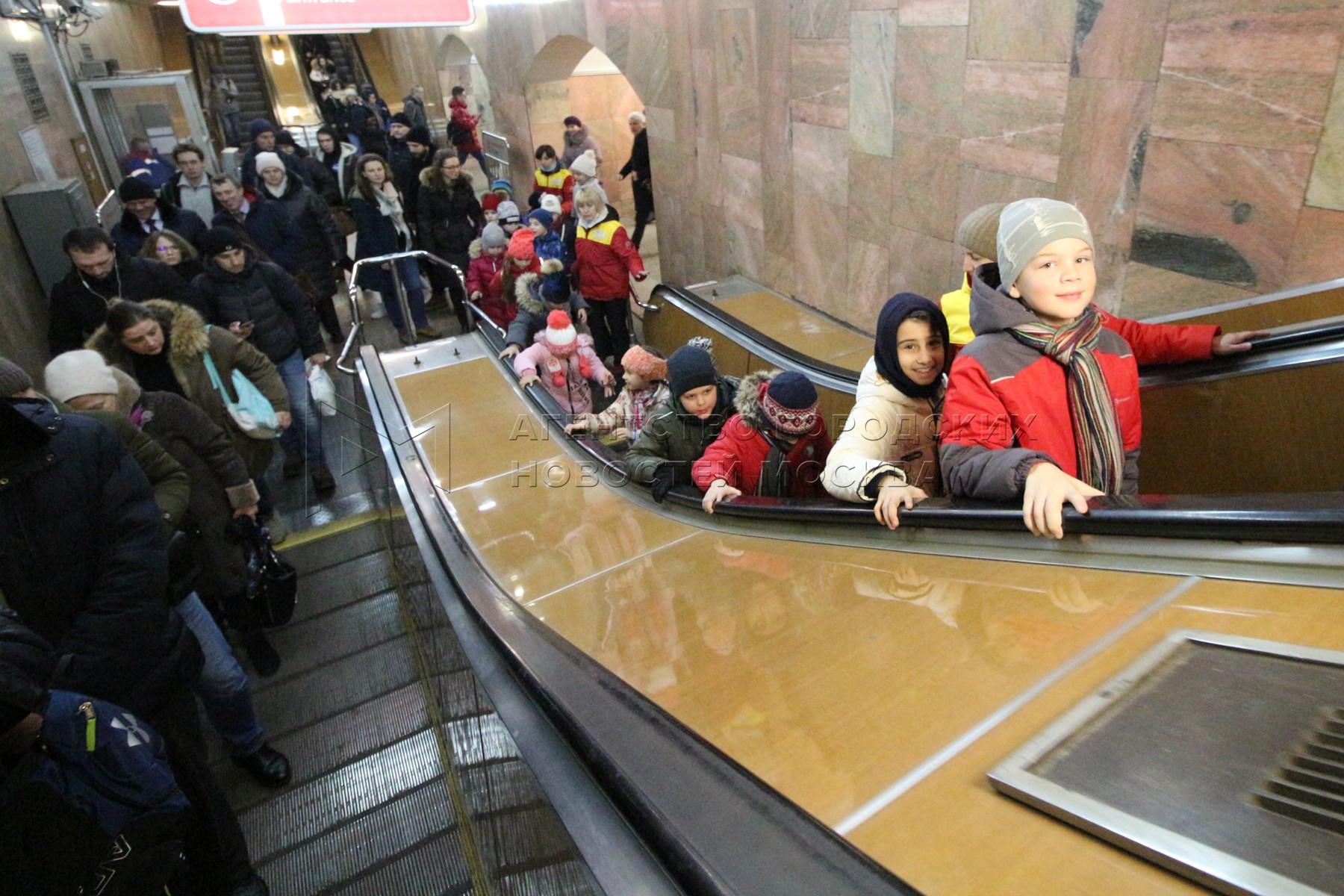 Метрополитен дети. Метро для детей. Дети в метро Москва. Пассажирам с детьми метро. Московское метро для детей.