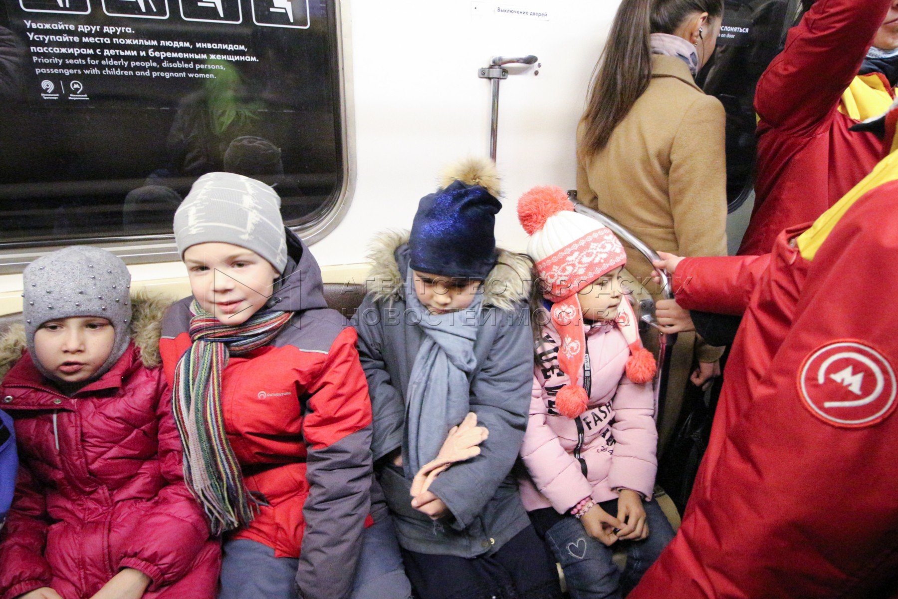 Метрополитен дети. Метро для детей. Дети в метро Москва. Школьники в метро. Ребенок один в метро.
