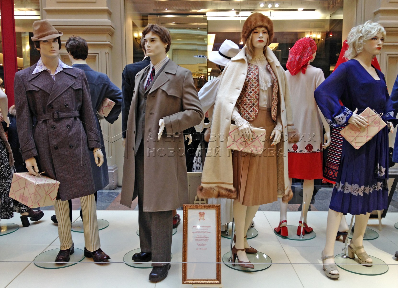 Выставка исторического костюма. Показ моды Bosco di Ciliegi в метро.