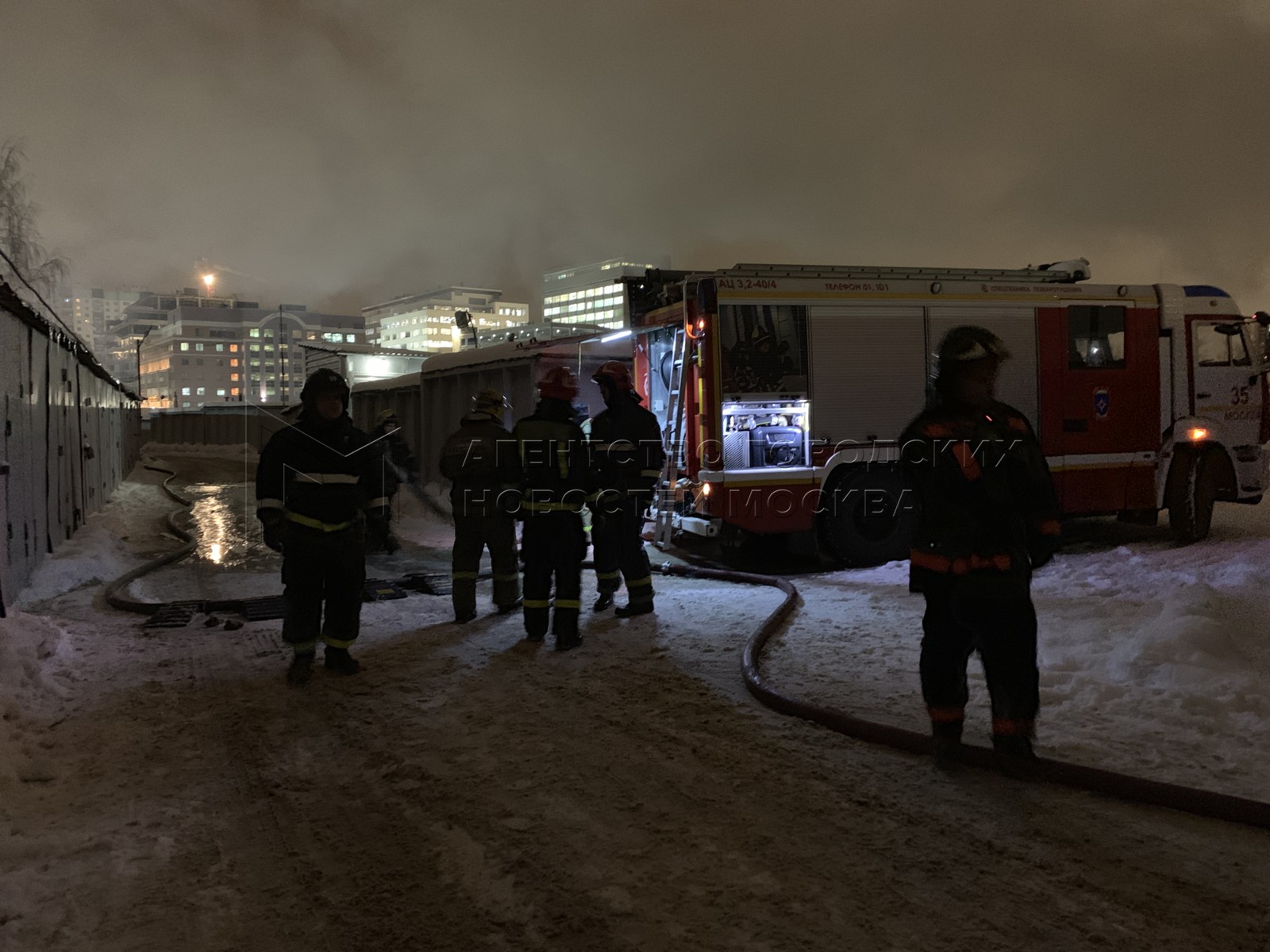 Пожар в московском вчера. Пожар в Москве сегодня на севере Москвы. Пожар на севере Москвы сейчас. Пожар в Москве сегодня на севере. Пожар в Москве сейчас на севере Москвы.