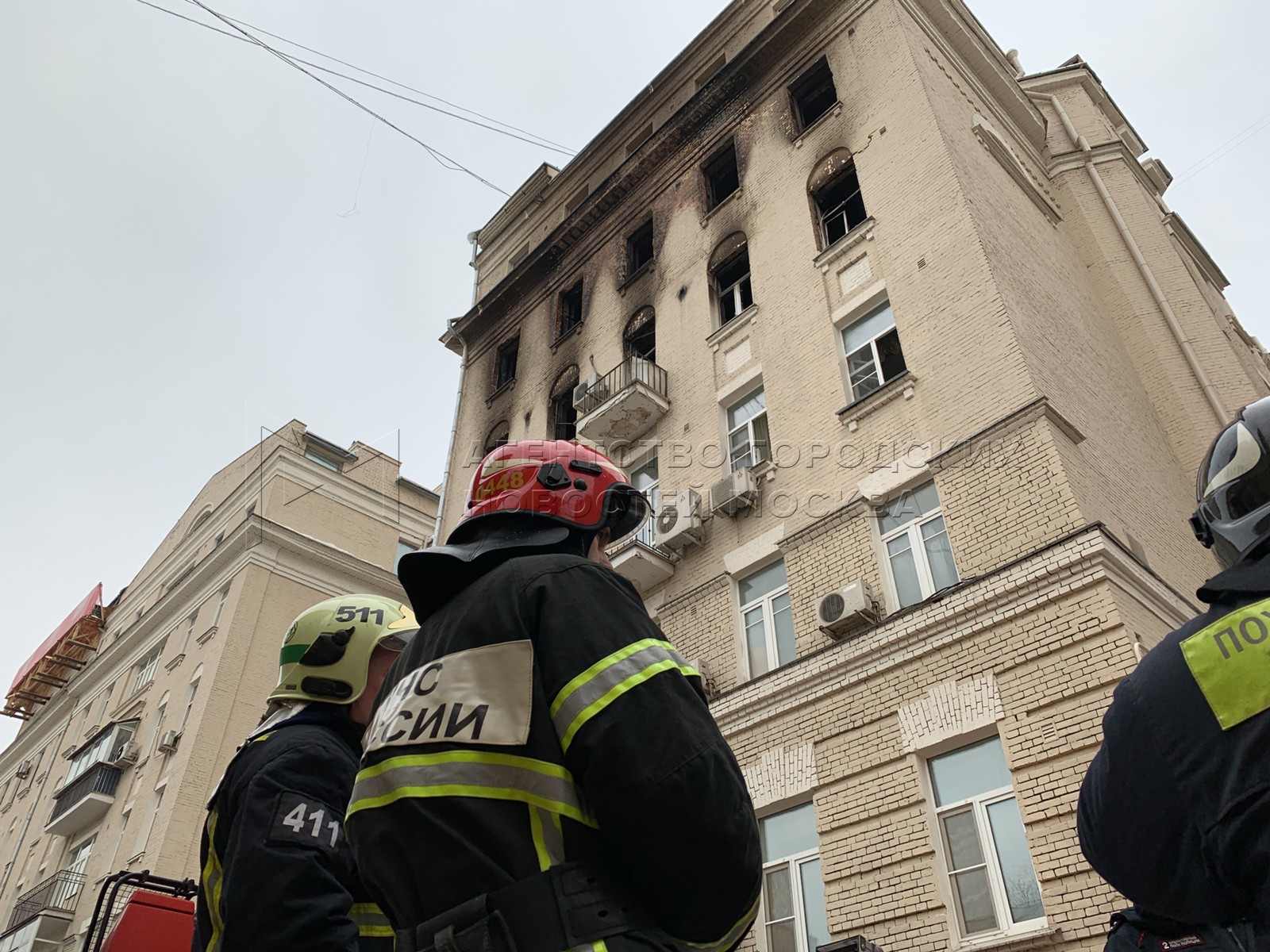 Пожар дома москва сегодня. Пожар на Никитском бульваре. Никитский бульвар 12 пожар. Пожар Башмет в квартире. Здание СМИ.